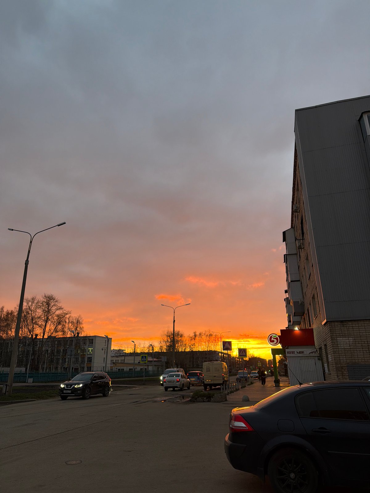 Dramatic sunset illuminates Naberezhnye Chelny streets with vibrant colors