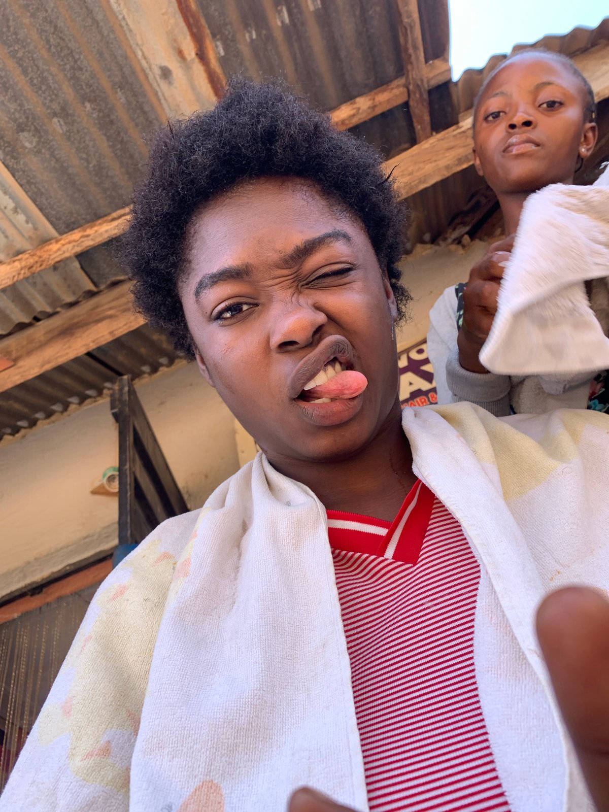 Shoot day in Rafin Par: salon selfies, timber details, street scene