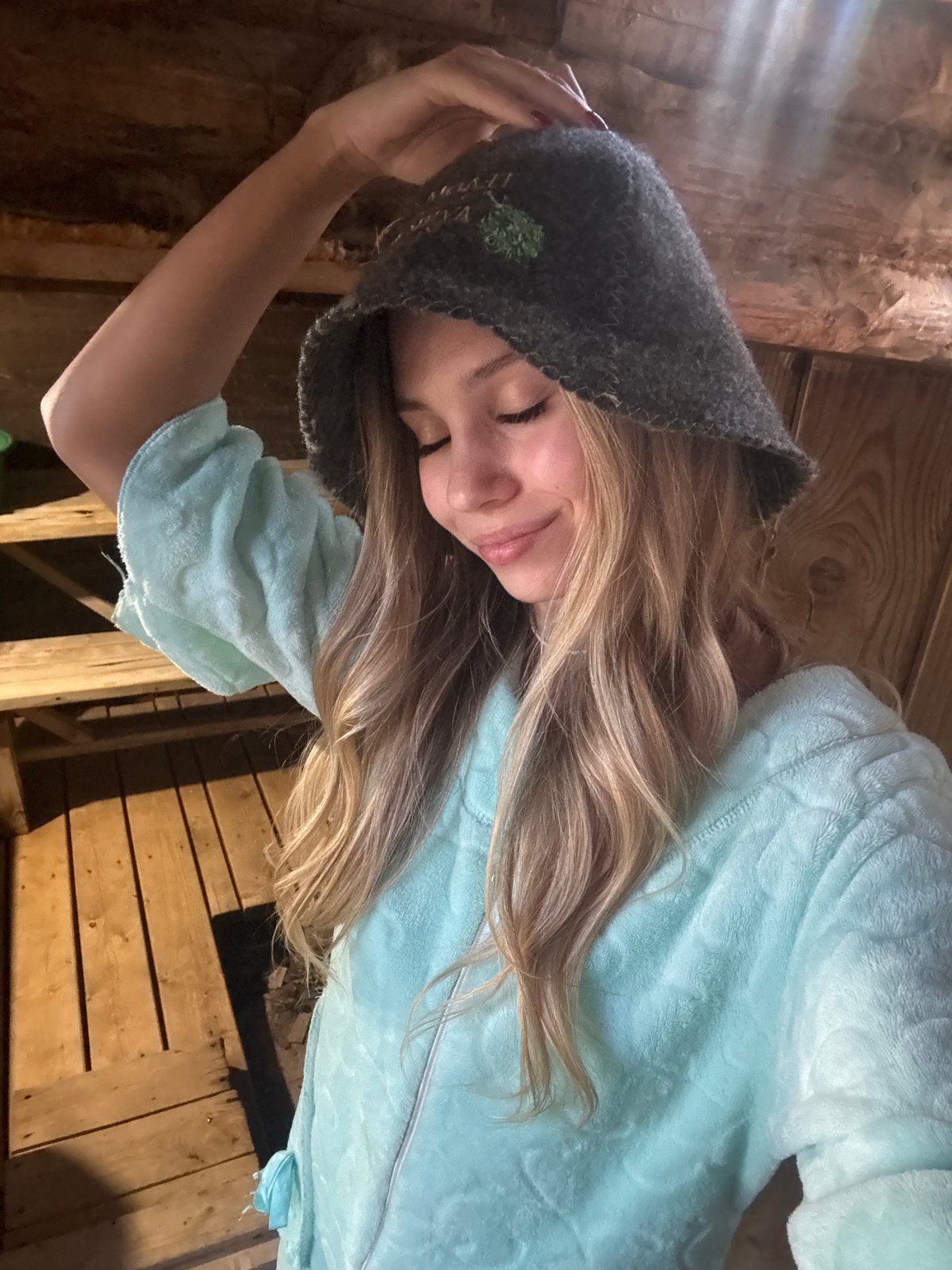 Casual portrait session in a rustic Chaikovsky interior