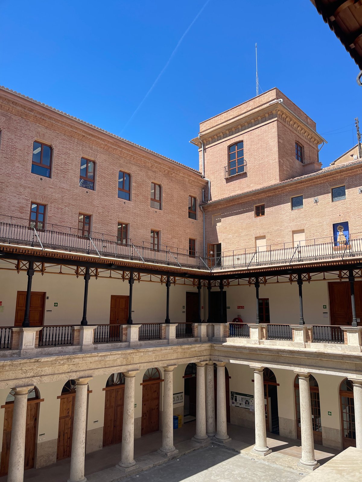 Historic courtyard architecture documented in València, Spain