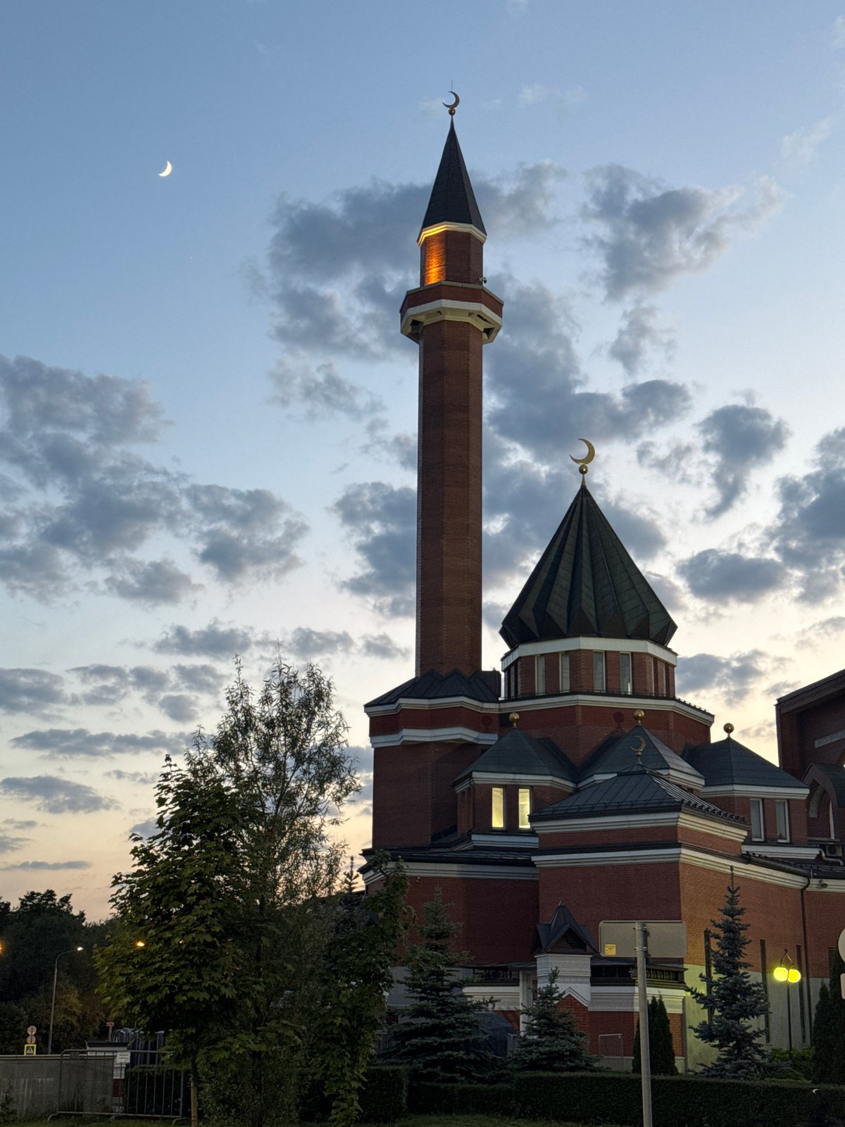 Moscow mosque photographed under cloudy evening sky with crescent moon