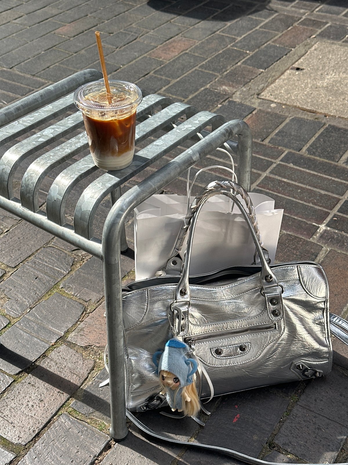 London visitor documents zoo animals, shopping, cafes during afternoon outing