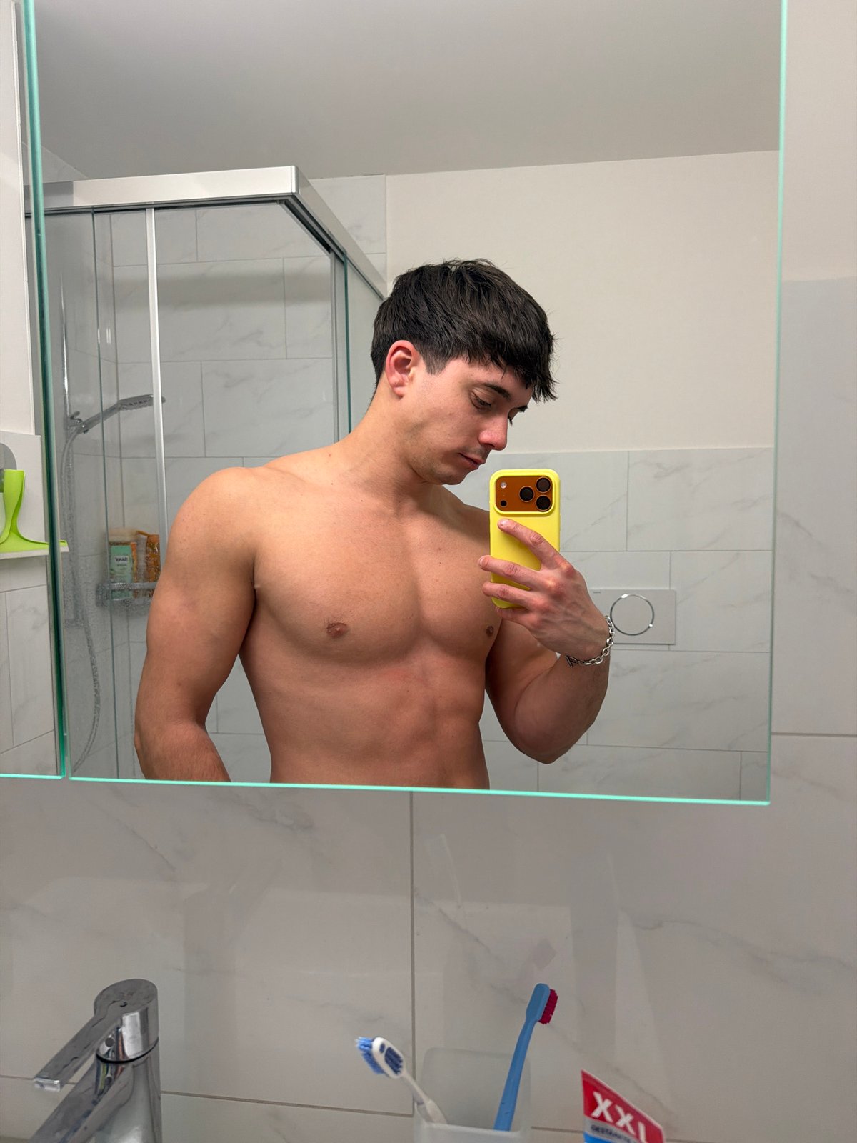 Man takes bathroom selfies in Bremgarten home