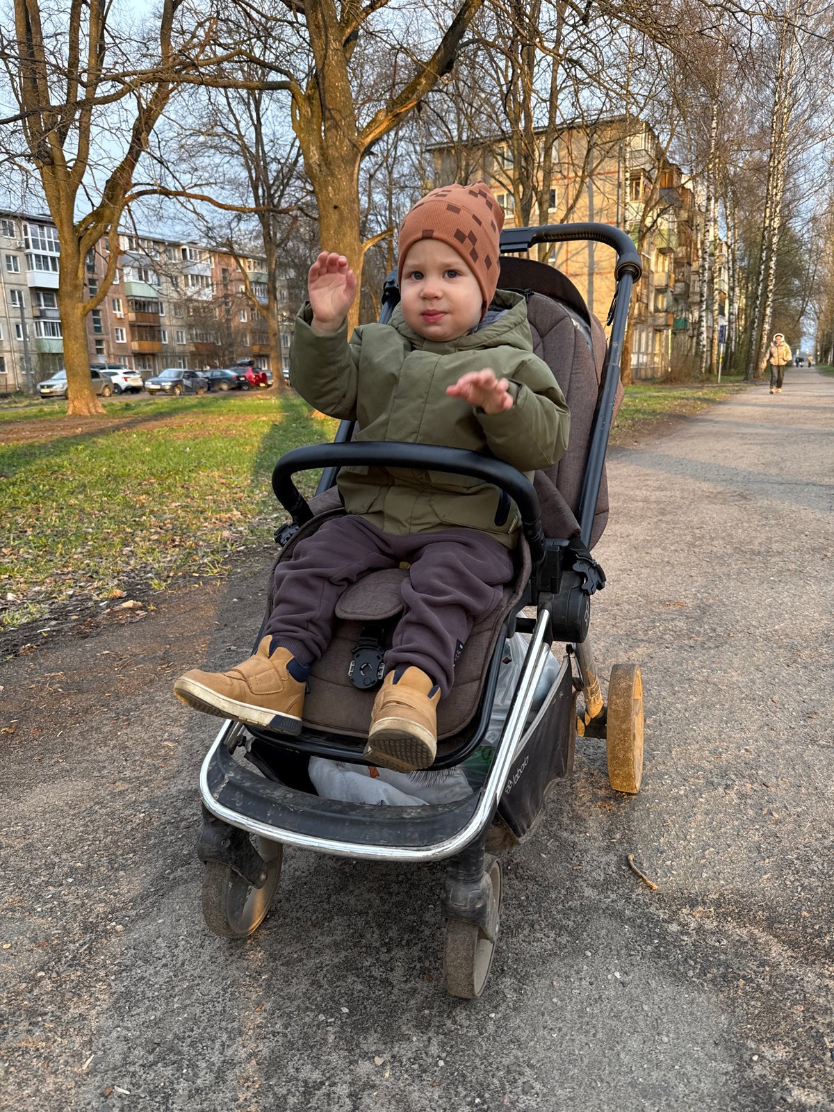 Mother and toddler's afternoon outing captured in Rusanovo, Russia