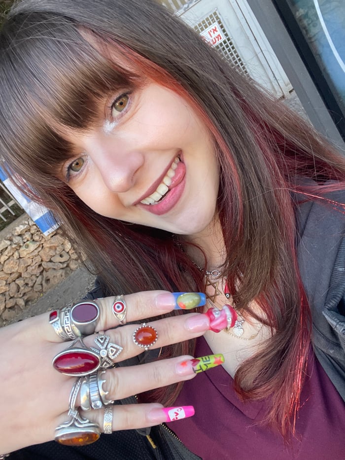Woman takes selfies around Raanana, Israel during 8-minute period