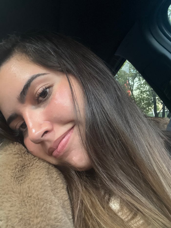 Woman takes car selfies in Puebla during early morning