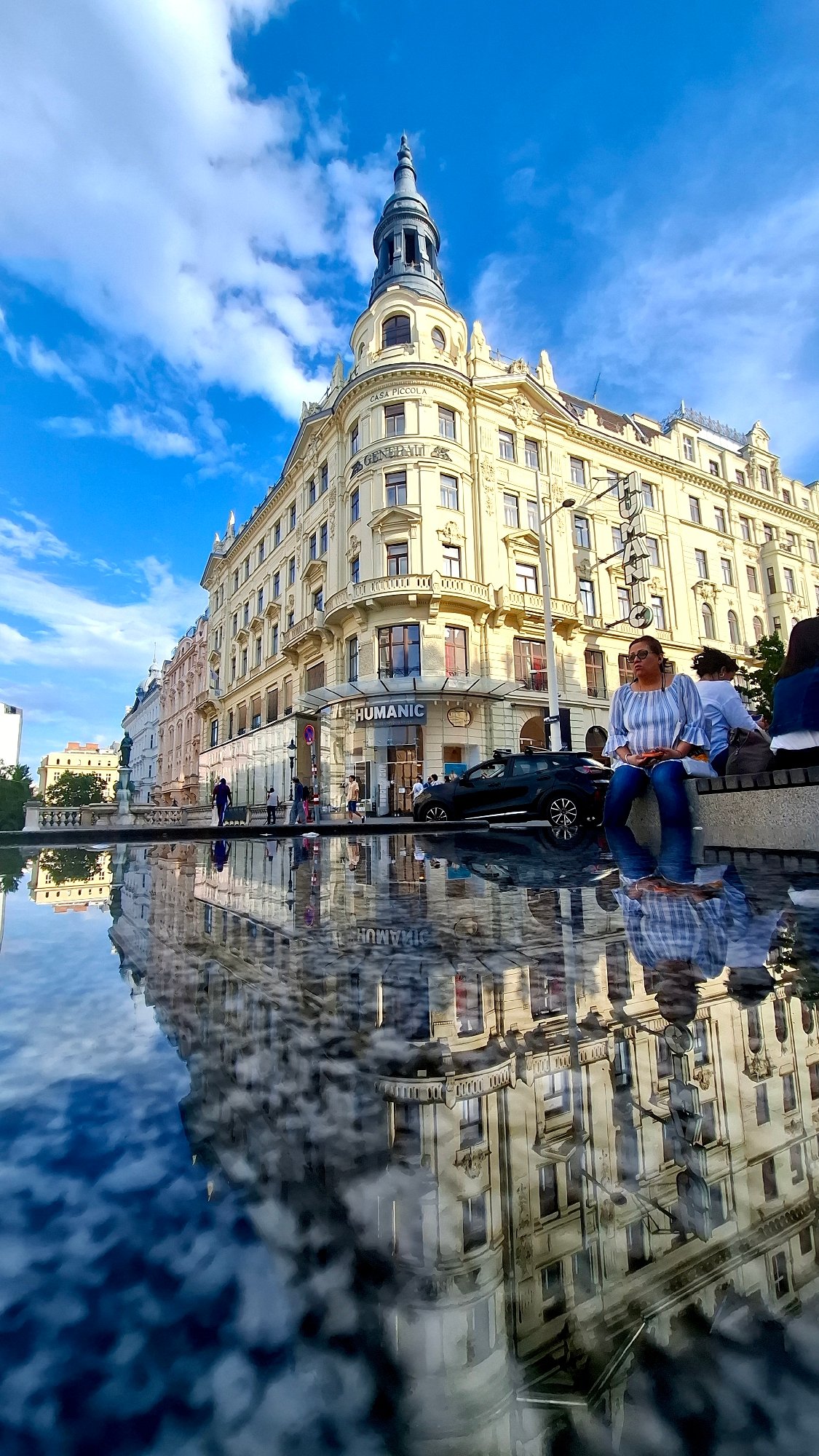Tourist documents Vienna's Maria-Theresien-Platz museums and street performer