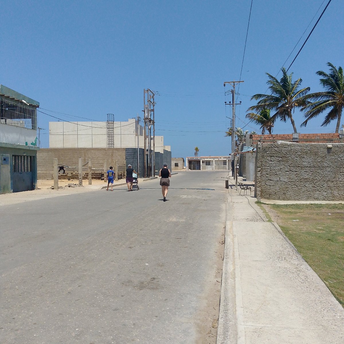 Ordinary afternoon life documented in Venezuelan coastal community