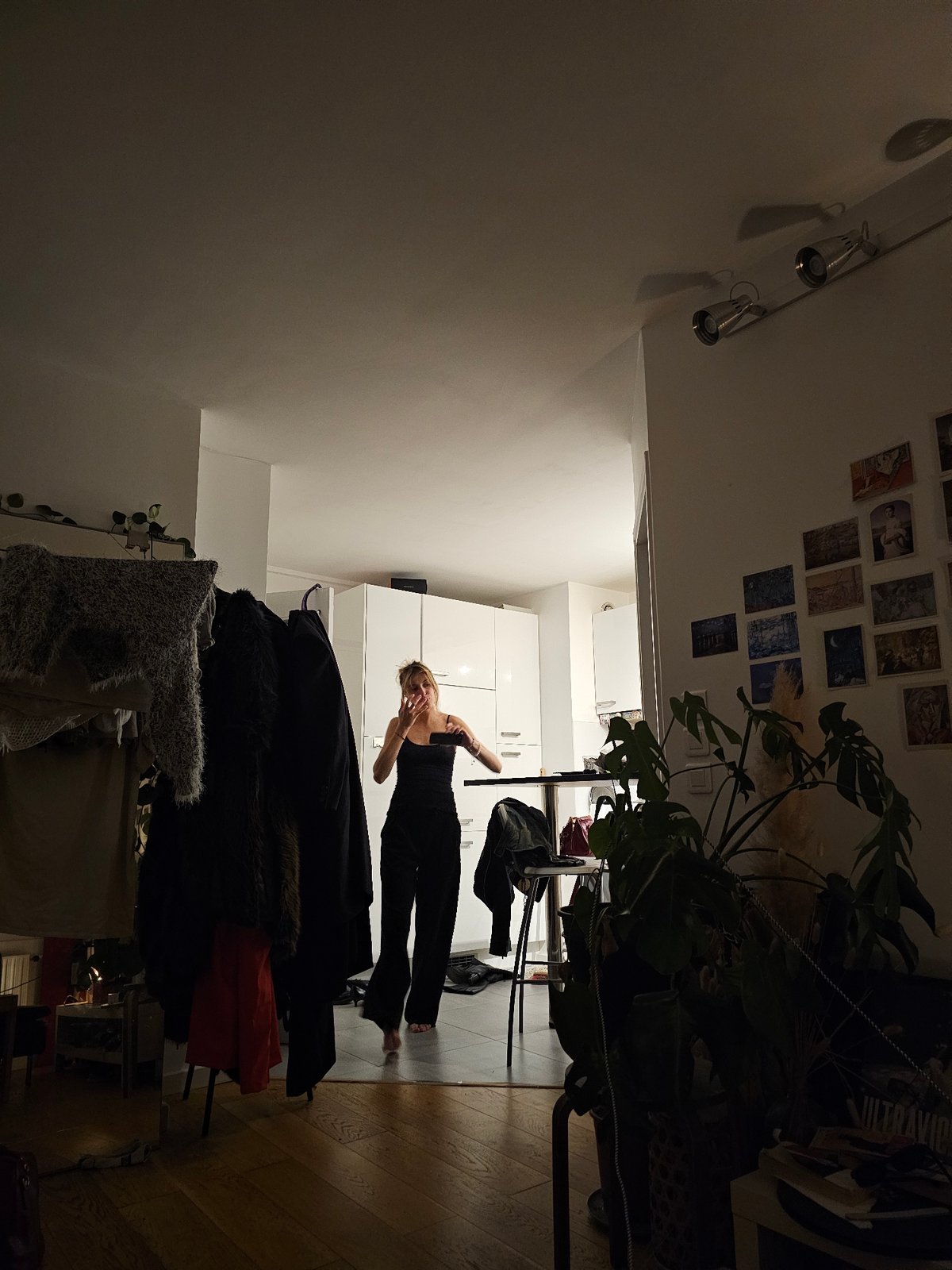 Woman in black clothing spotted in Pantin apartment interior