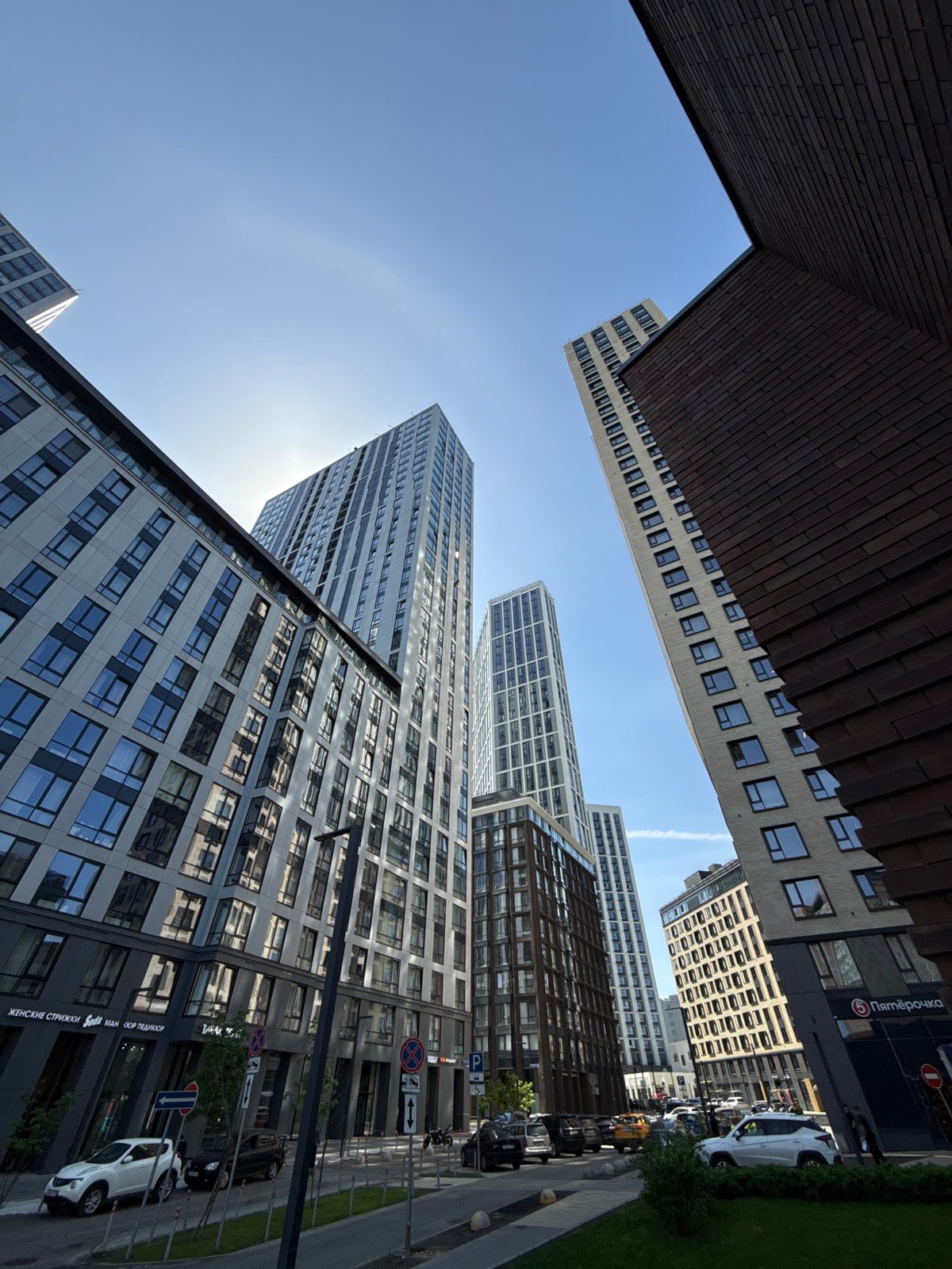 Morning walk through Moscow captures urban scenes and architecture
