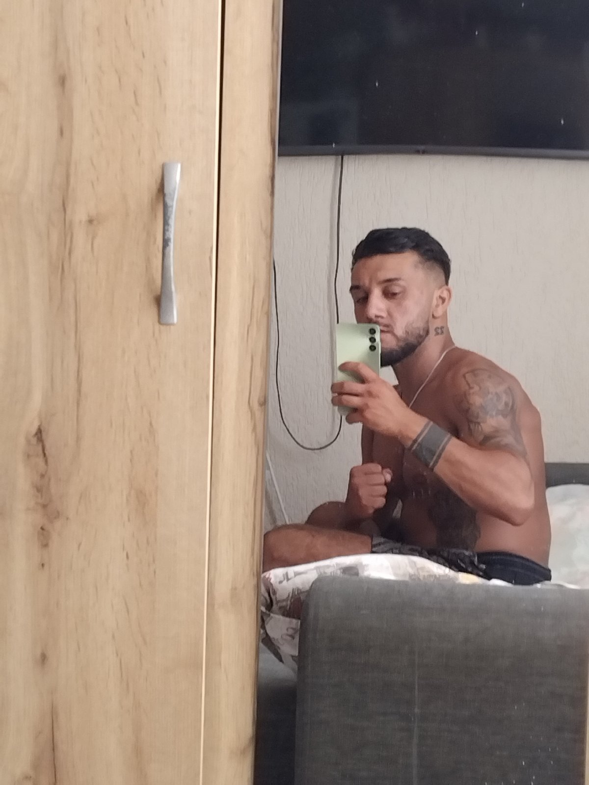 Mirror selfies and flex shots from a Tsarevo bedroom