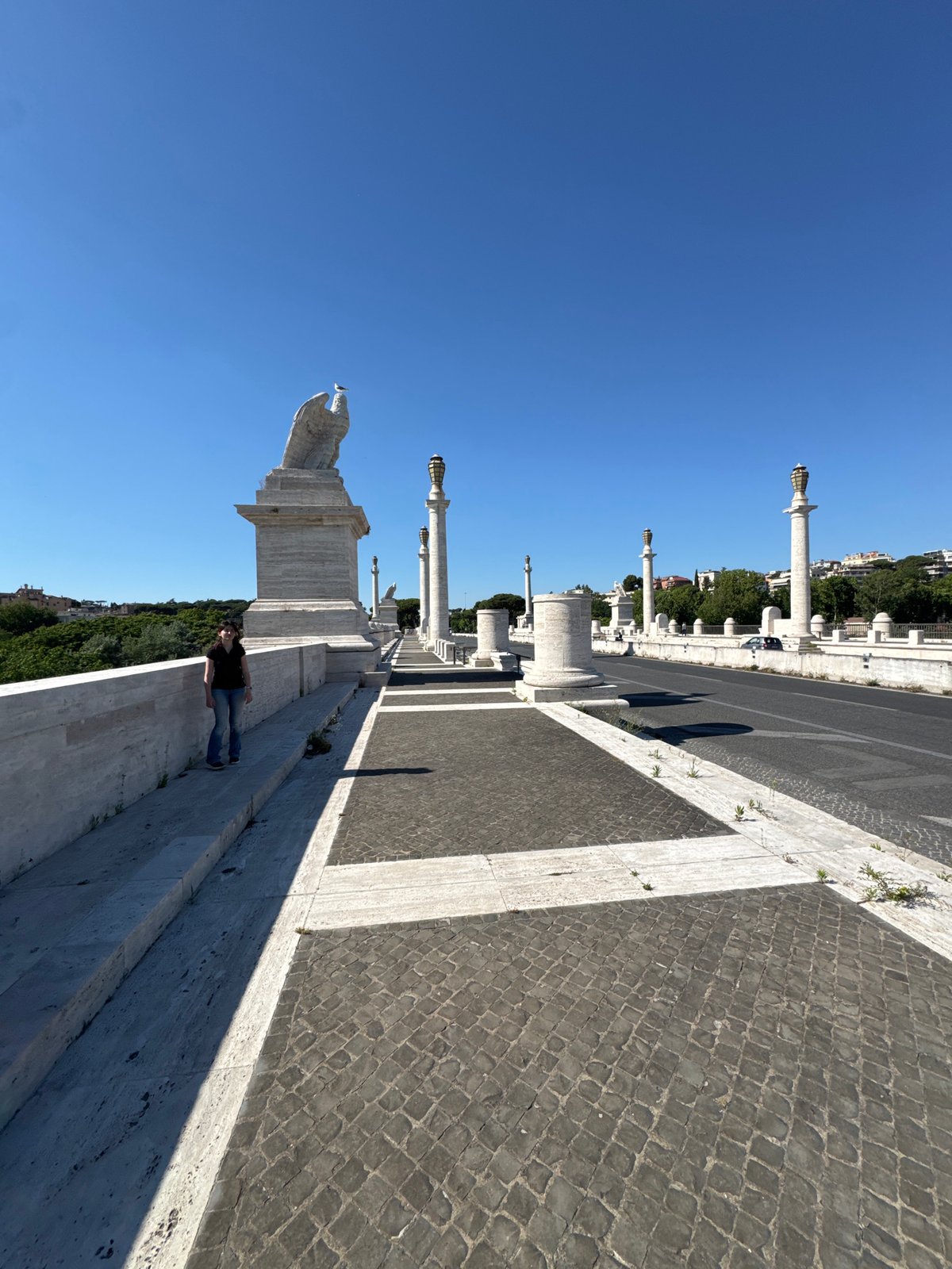 Casual moments documented across Rome's monuments and riverside courts