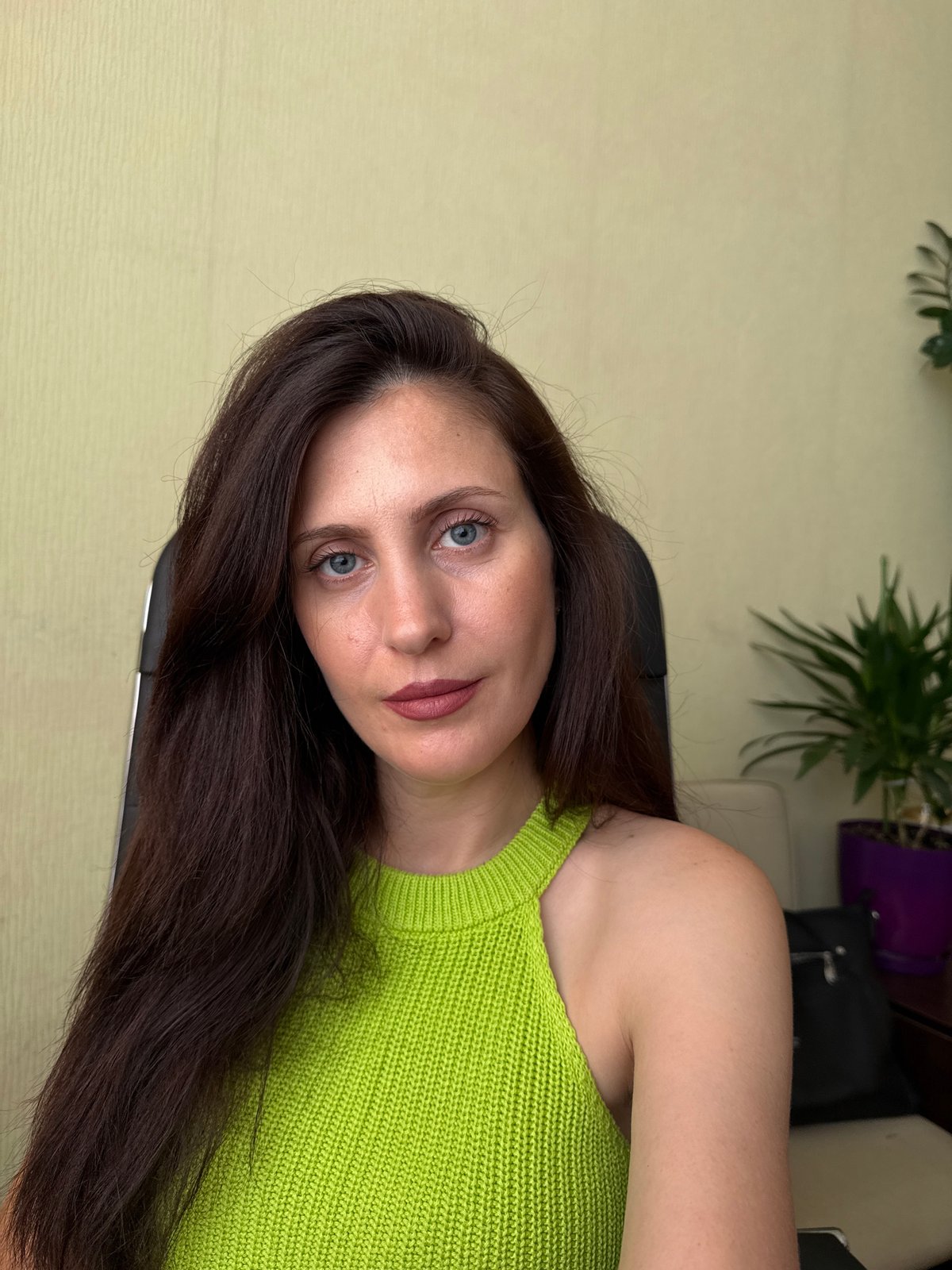 Indoor photo session in a Kurgan apartment, summer 2026