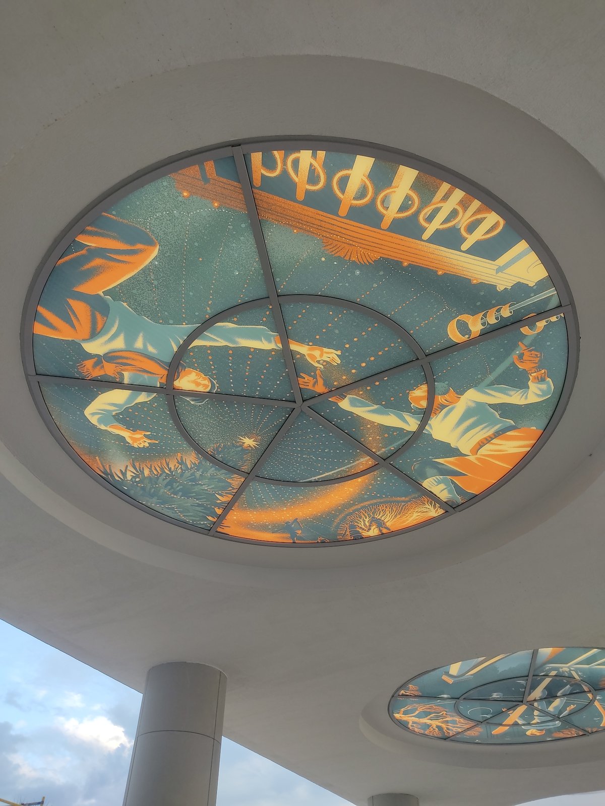 Moscow witnesses capture circular architectural features in same building