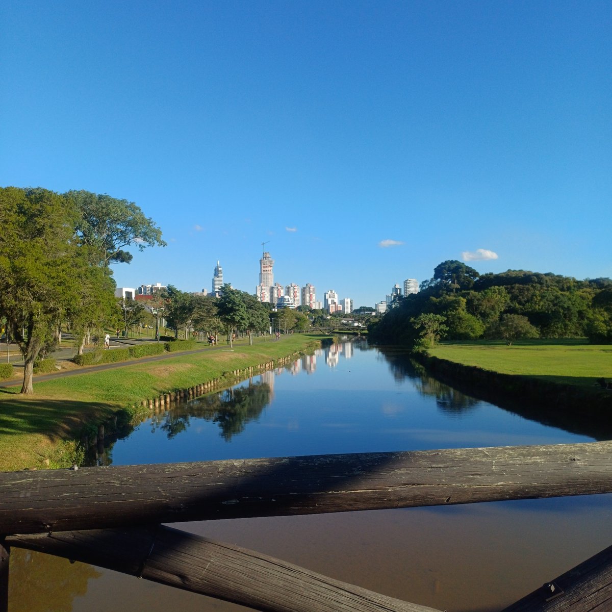 Evening stroll captured at Parque Barigui, Curitiba