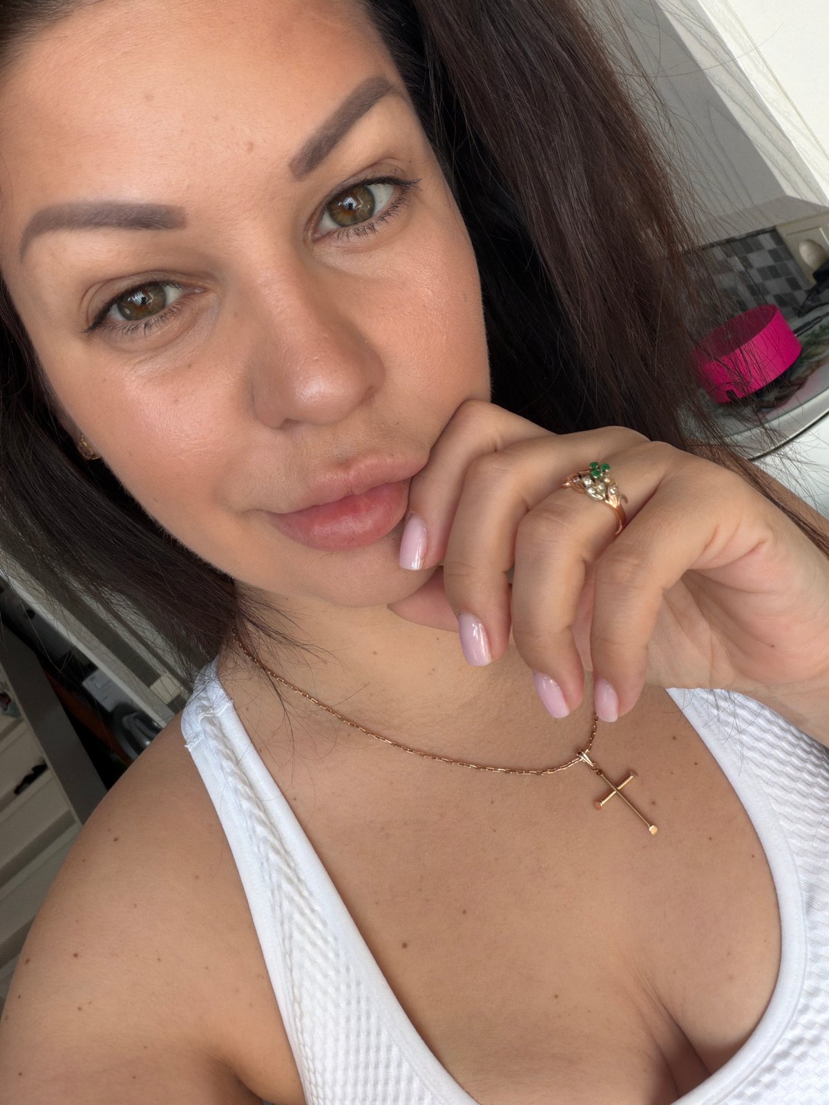 Woman documents morning routine through selfies in Sochi, Russia