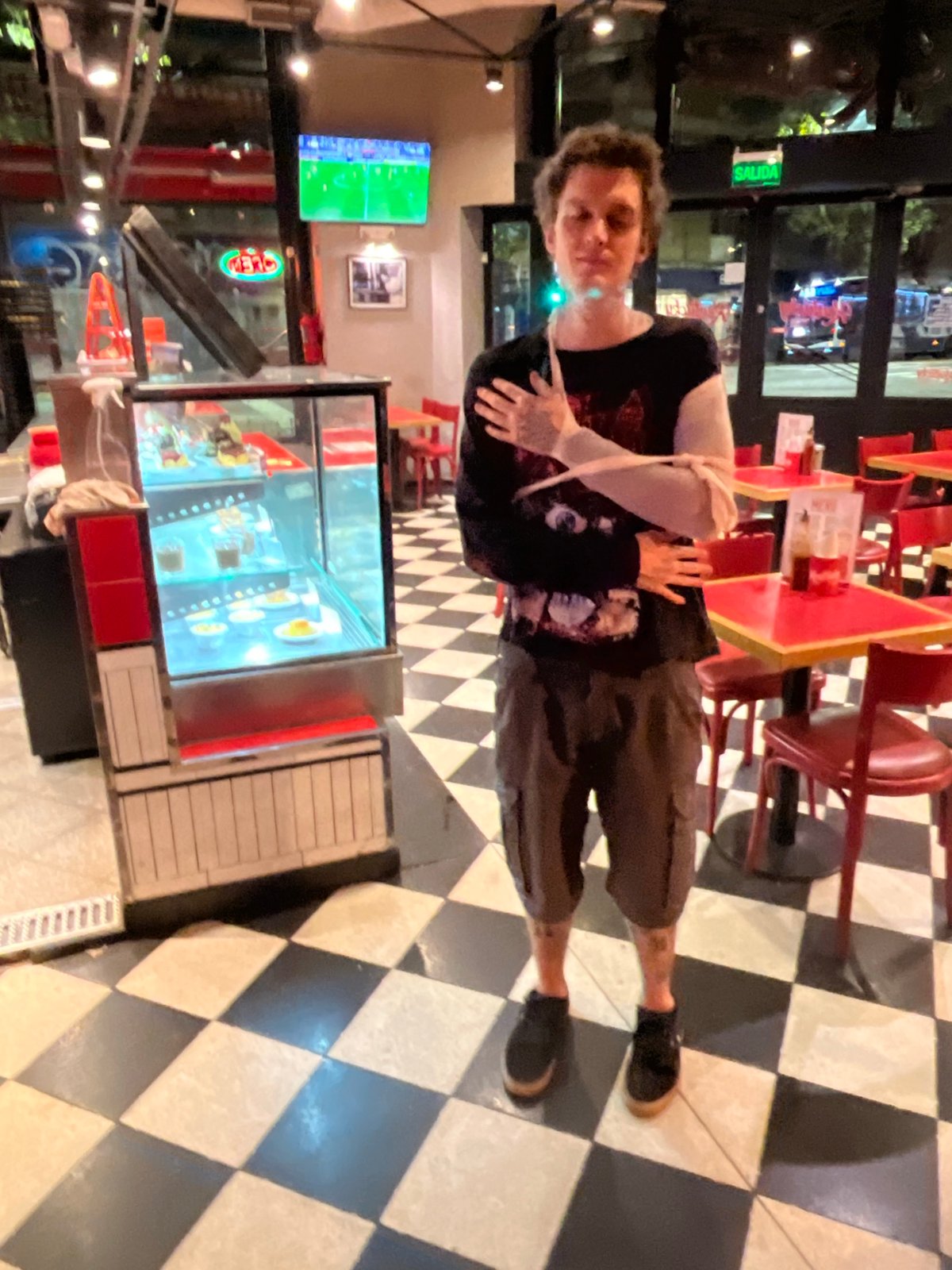 Young adult spotted at Buenos Aires diner early morning