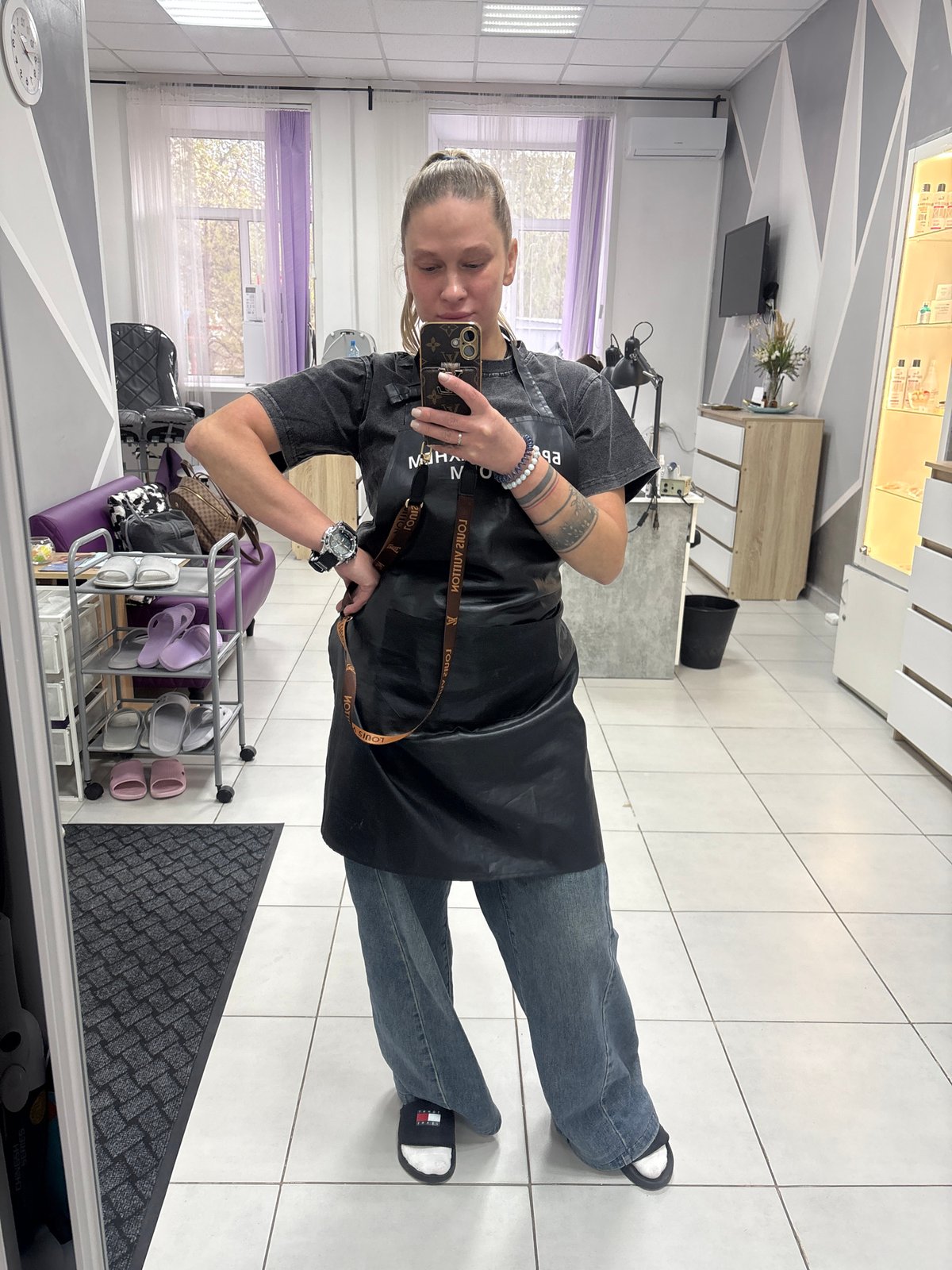 Beauty salon worker takes selfies during workday in Perm