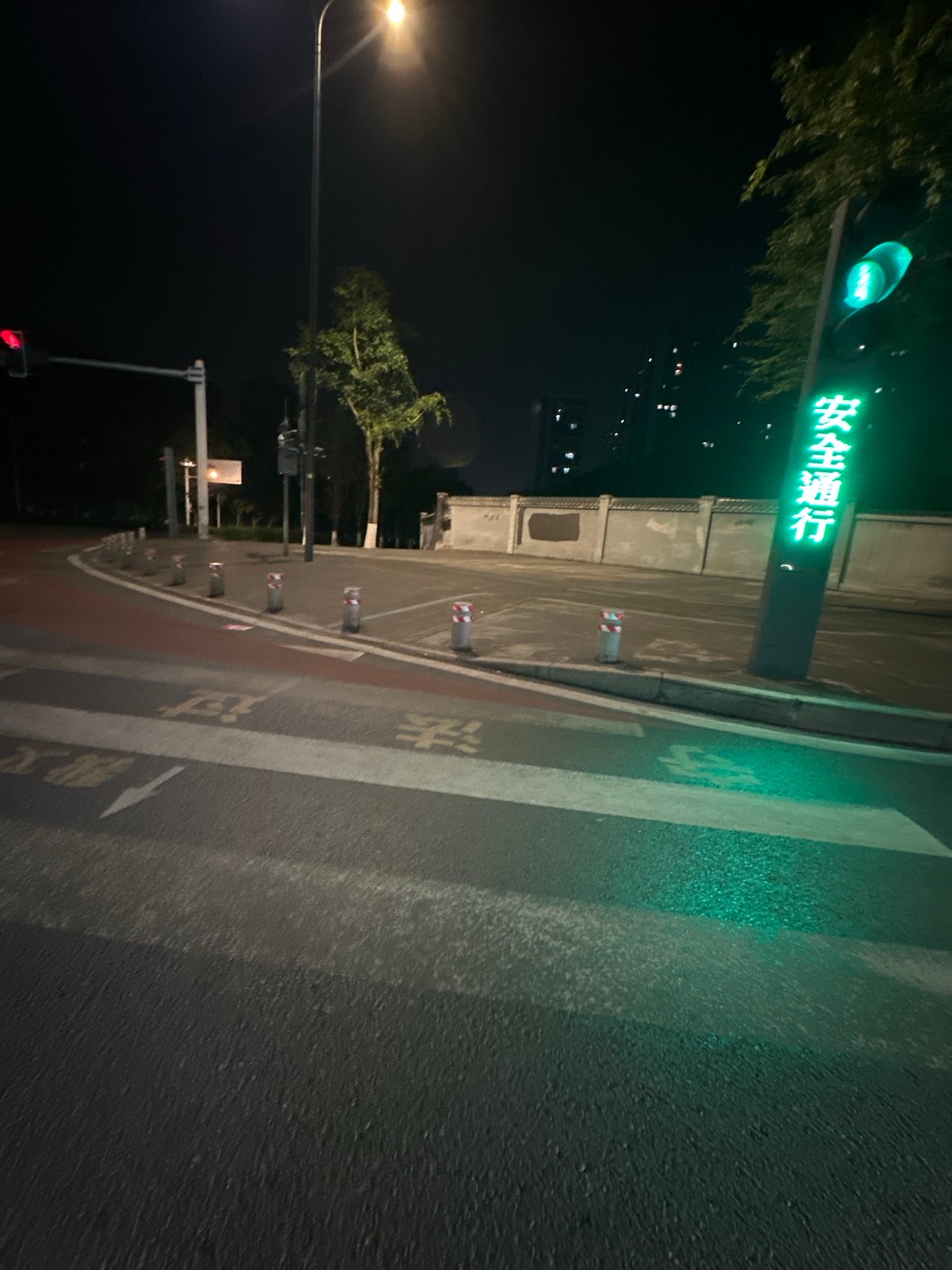 Nighttime intersection activity documented in Chongqing High-tech Zone