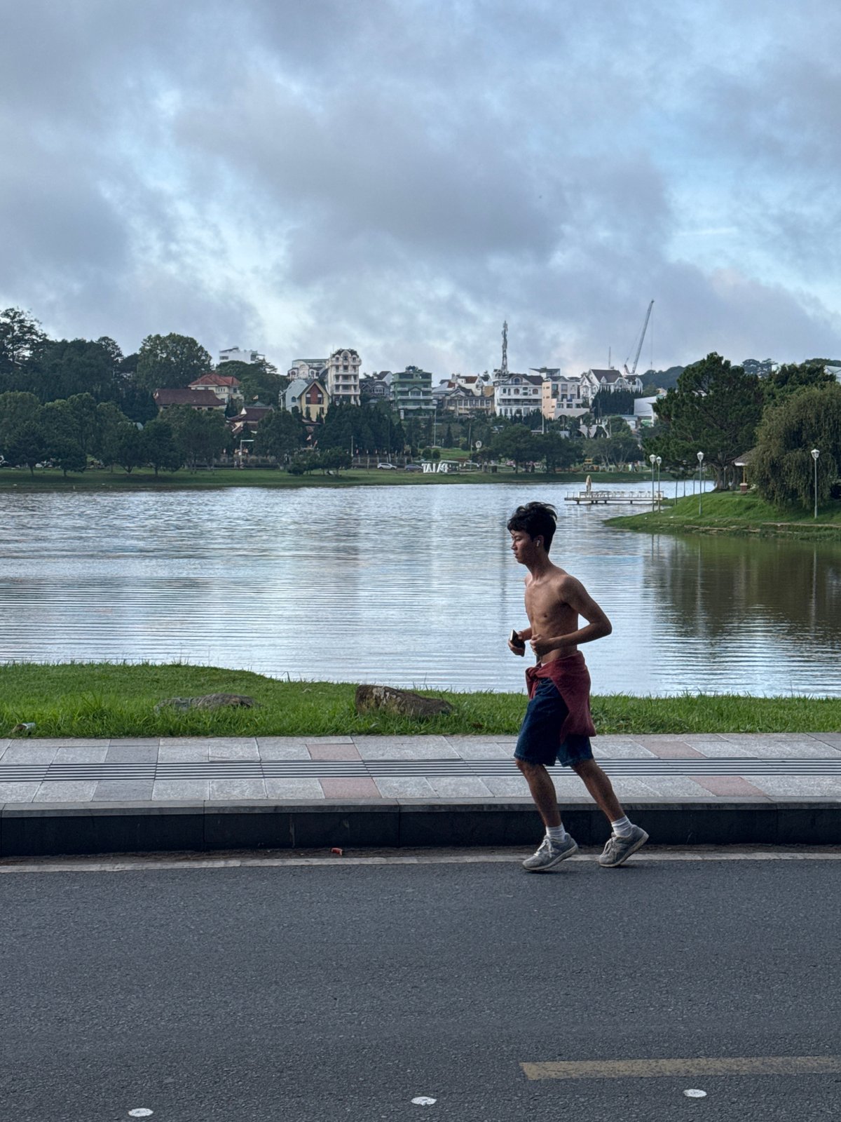 Evening exercise activity recorded around Da Lat's Xuan Huong Lake