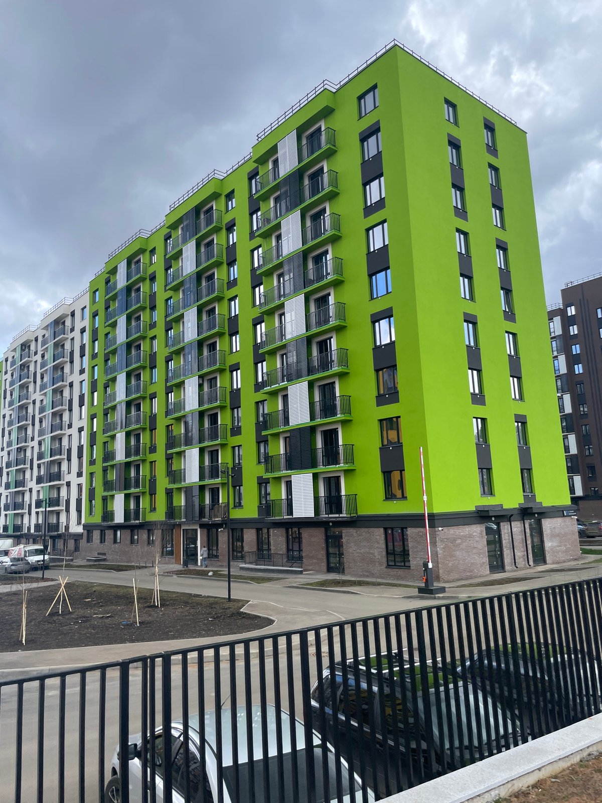 Lime green residential building spotted in Pervomaysky, Russia