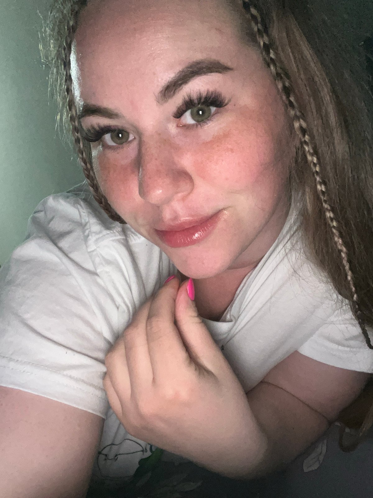 Woman takes casual selfie session in Chaikovsky apartment