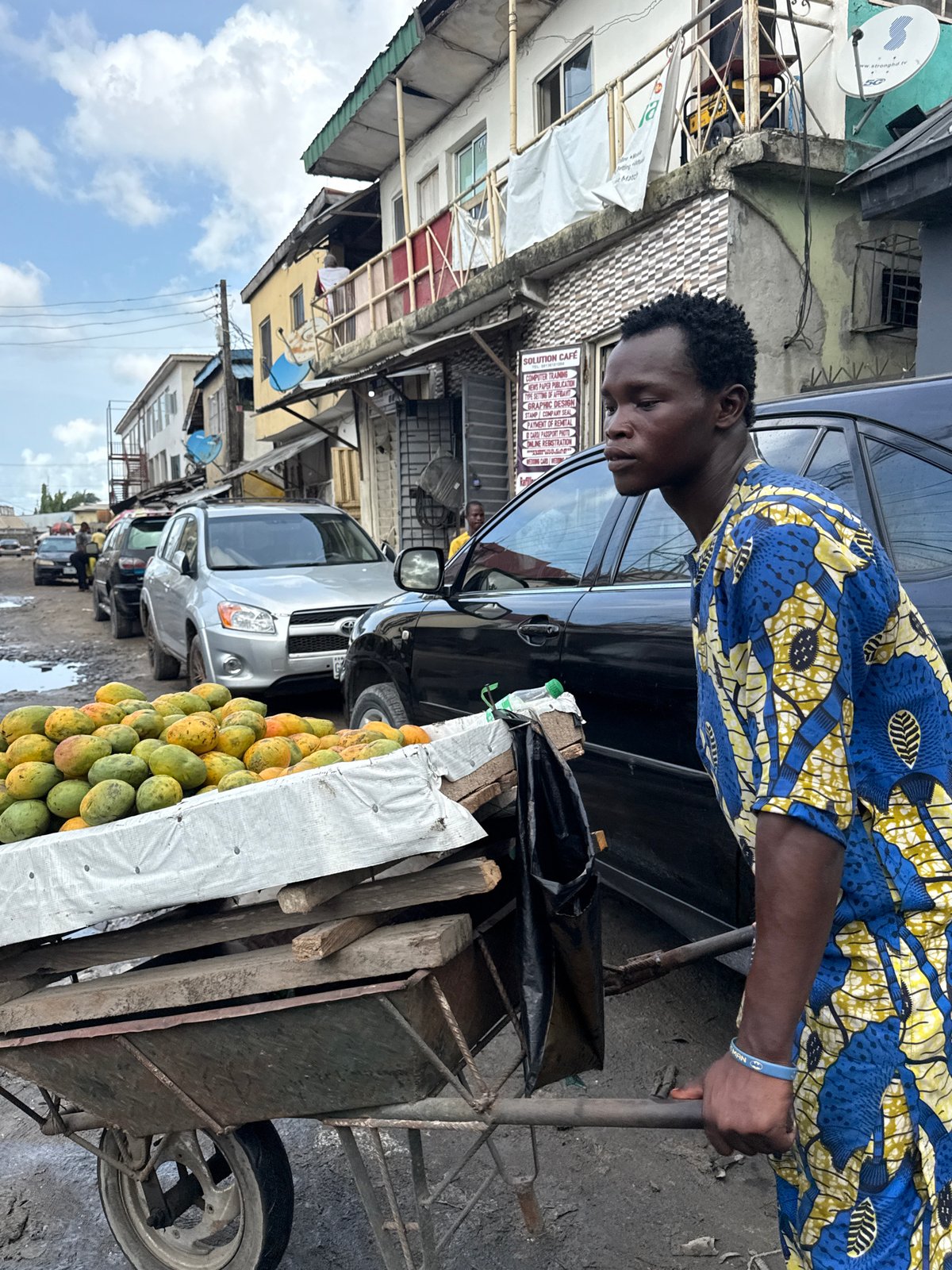 Street vendors active on busy Lekki road Tuesday morning