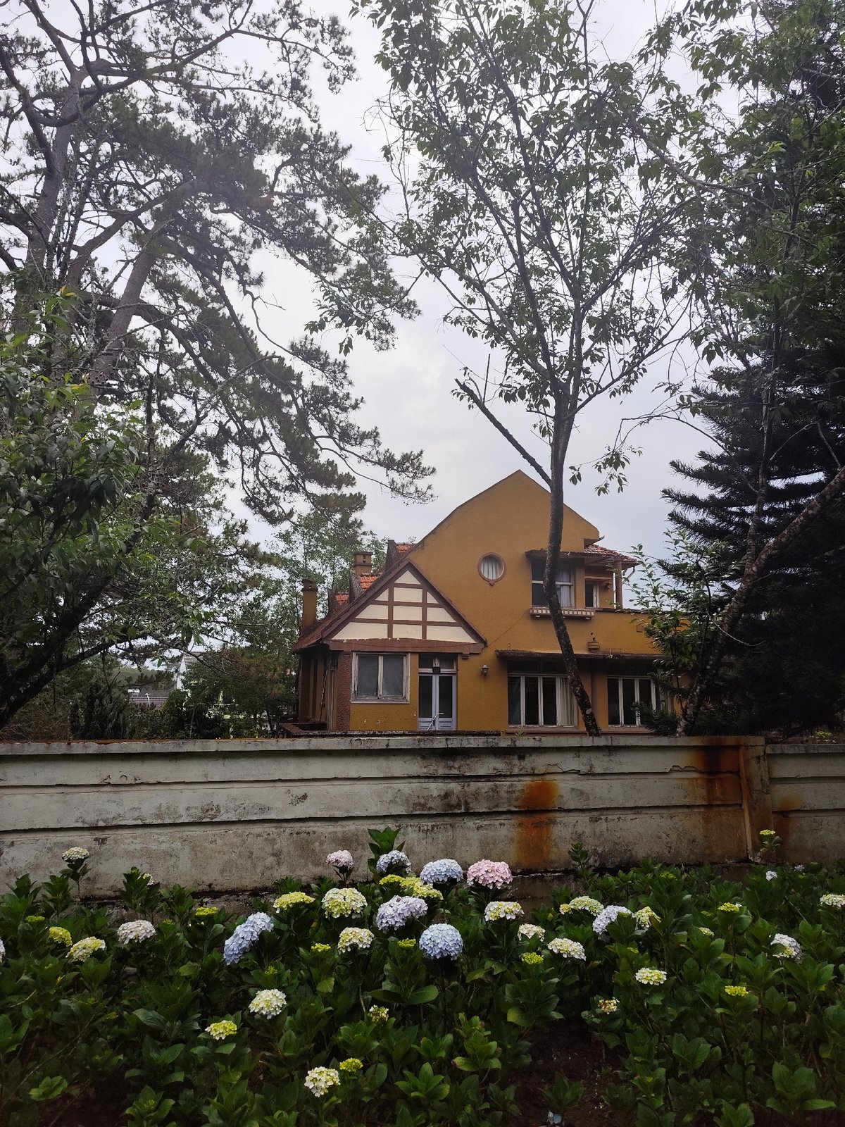 Morning architectural survey captures Da Lat's colonial and hotel buildings