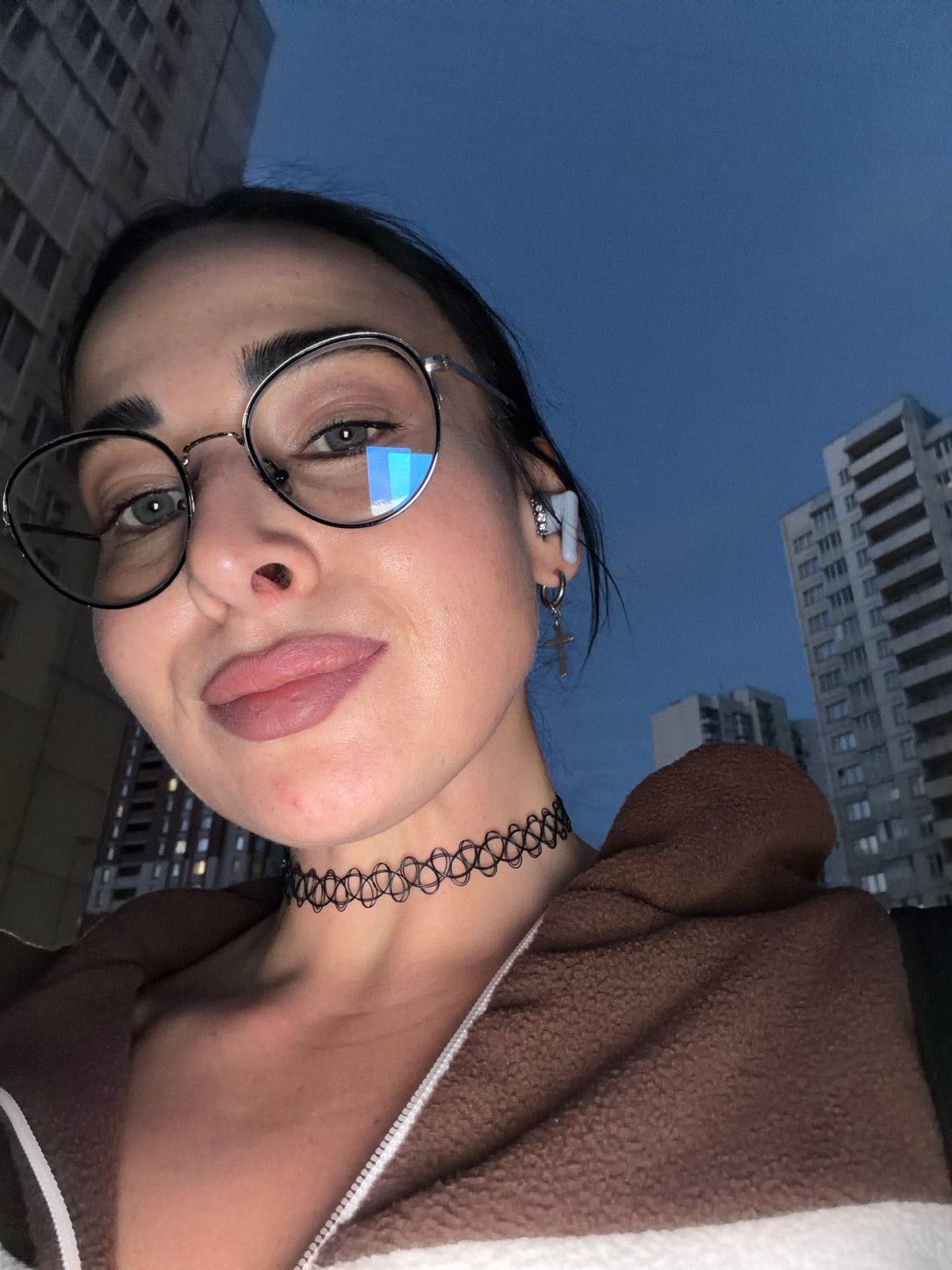 Woman documents evening moments across Saint Petersburg in selfie series