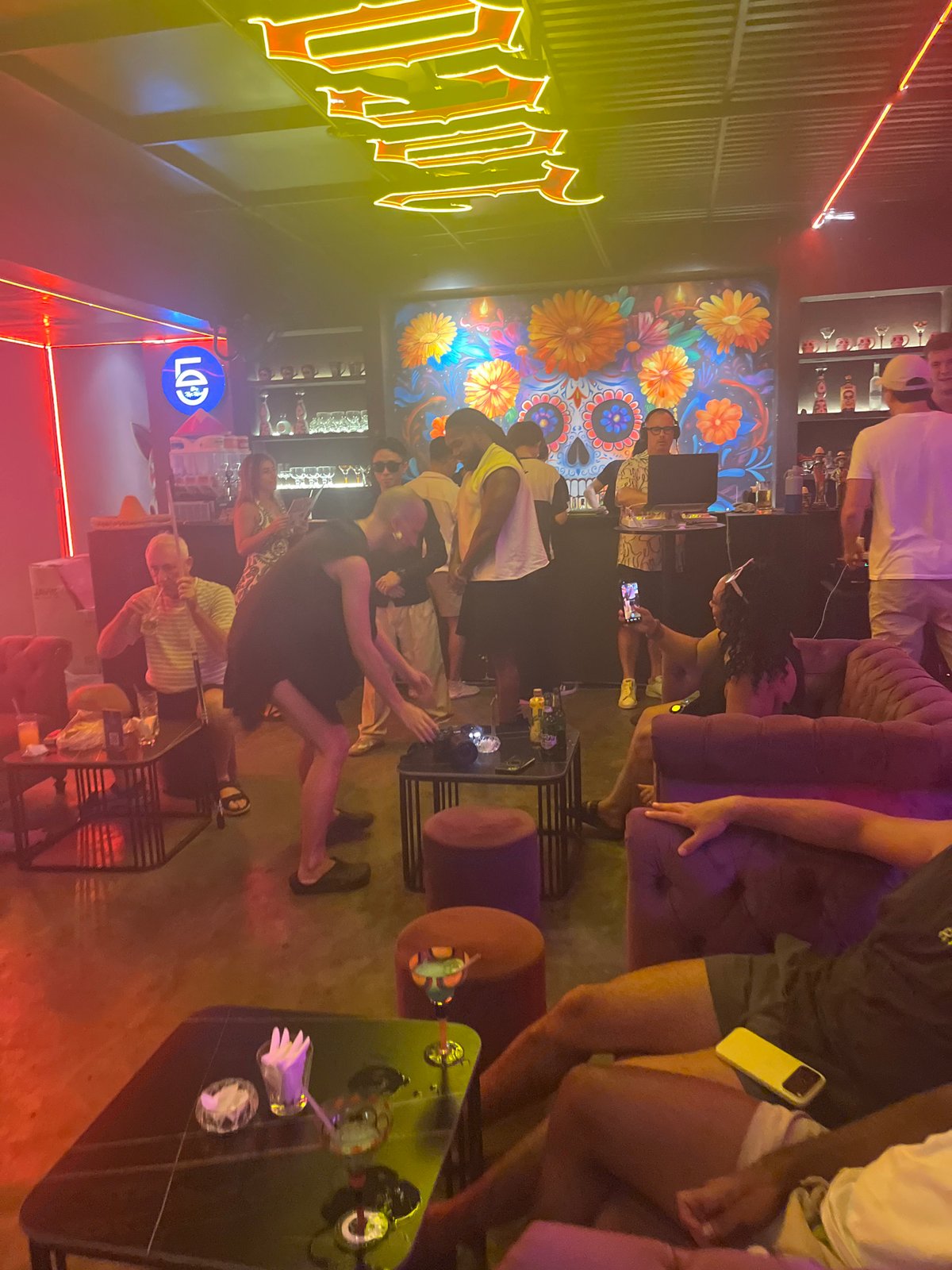 Afternoon social scene unfolds at Đà Nẵng bar with DJ, cocktails