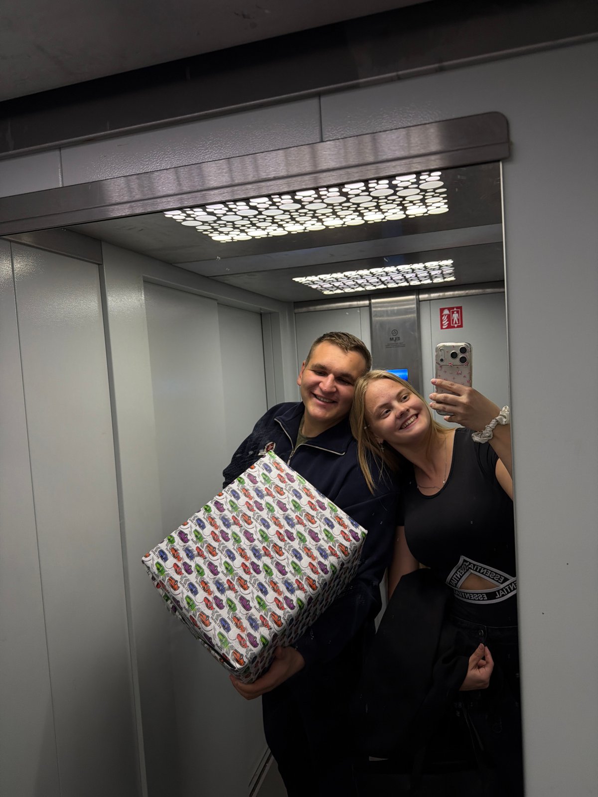 Couple takes elevator selfies, pasta photographed in Izhevsk
