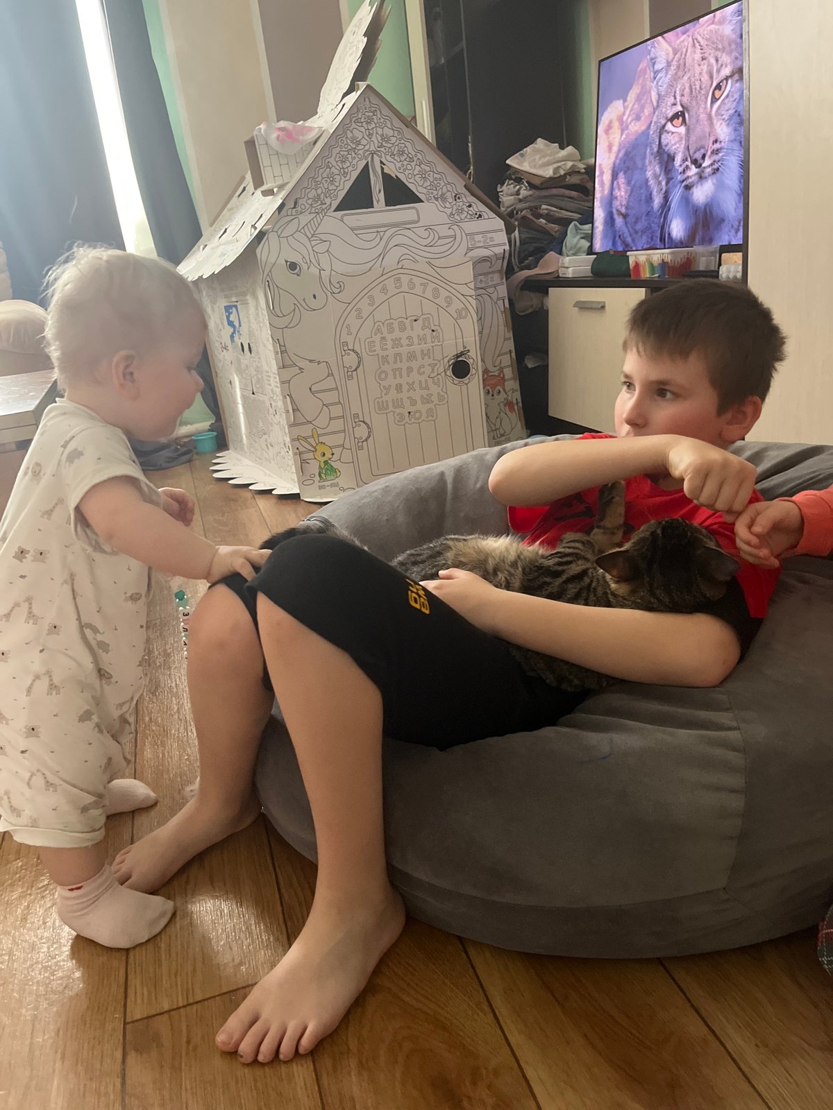 Quiet morning family moments captured across Oryol-Izumrud homes