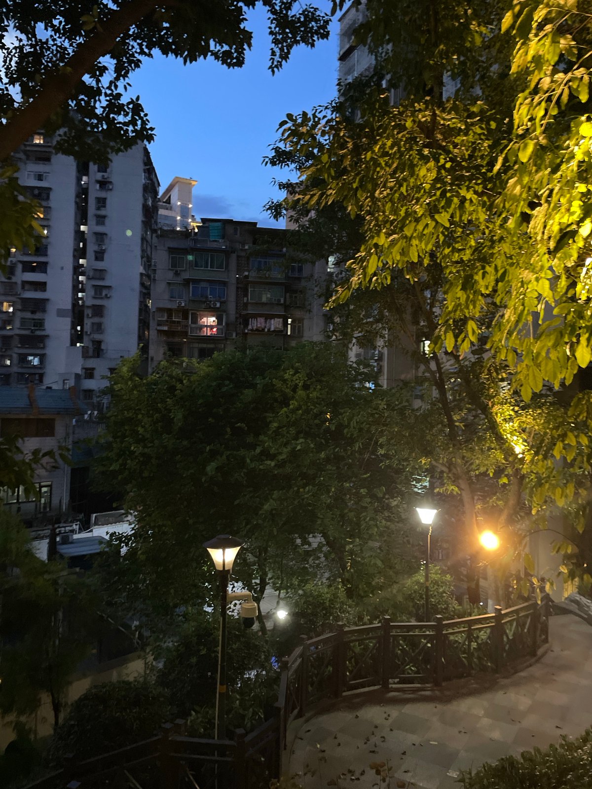 Synchronized evening exercise group meets at Yuzhong District park