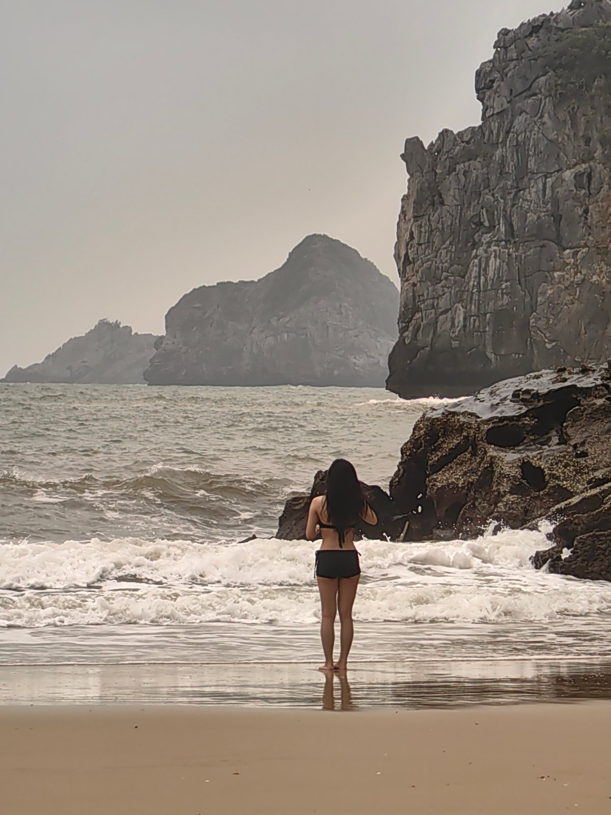 Early morning beach activities documented in Hải Phòng, Vietnam