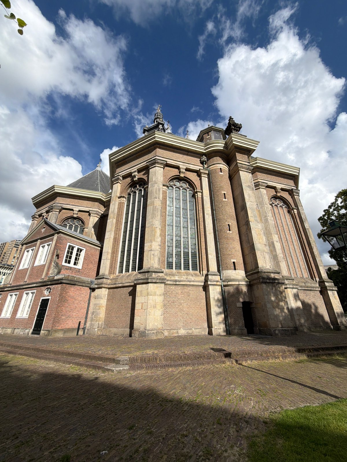 Tourist documents historic Hague landmarks including Nieuwe Kerk, Spinoza Monument
