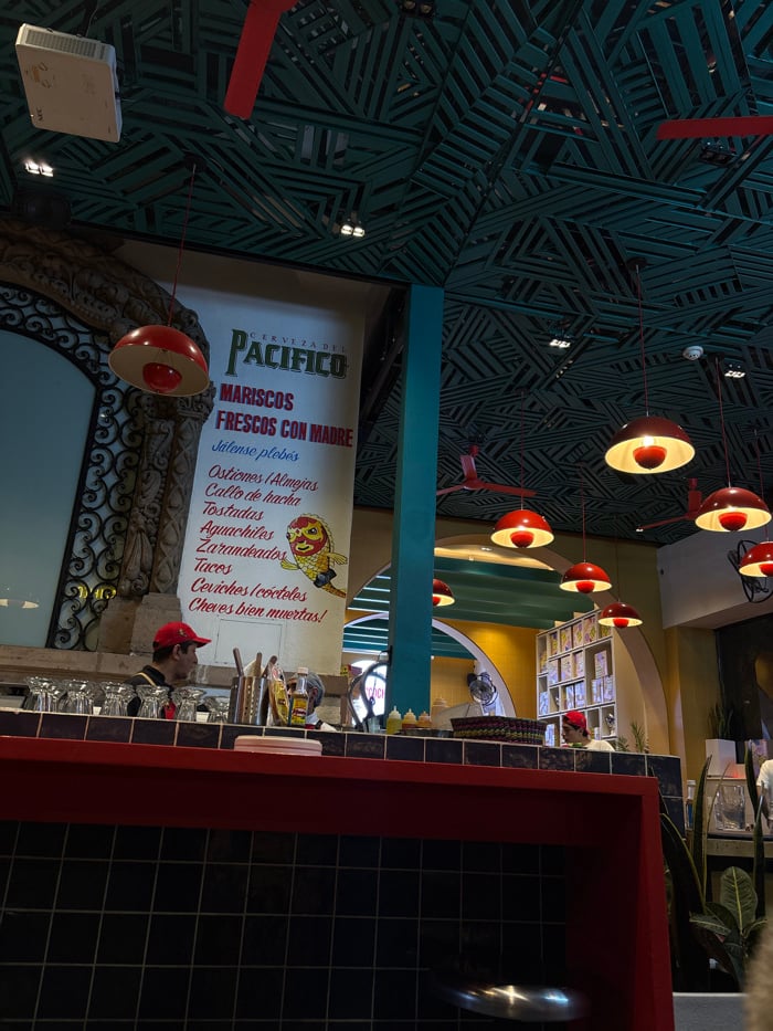 Late-night dining and market scenes captured in Mexico City