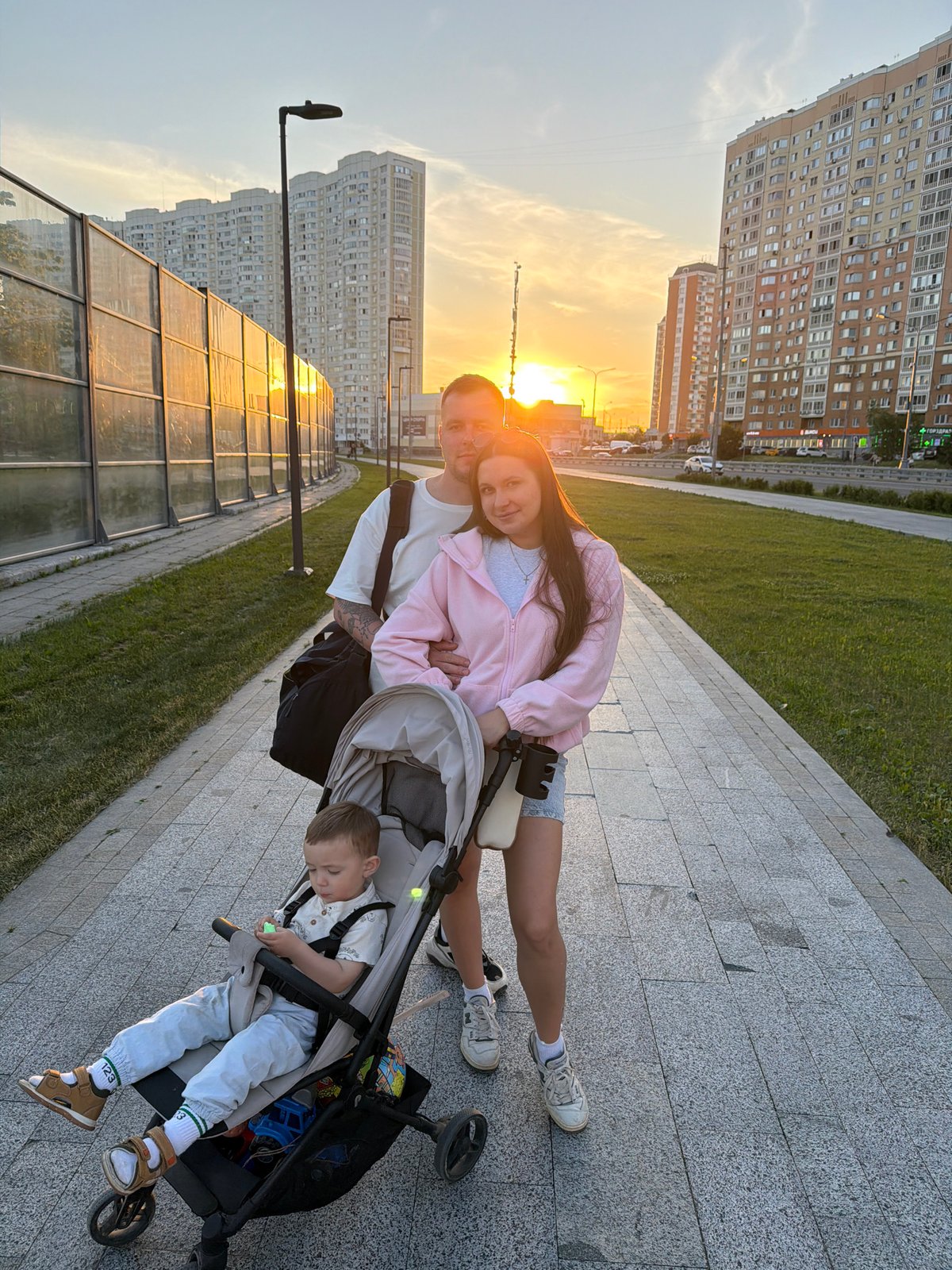 Family strolls Moscow streets as aircraft passes overhead