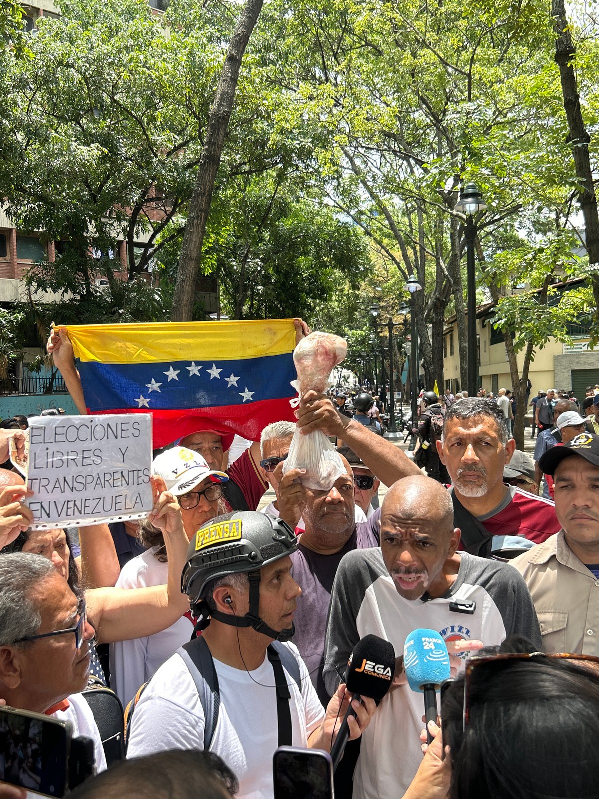 Public gathering with speaker draws crowd in Caracas