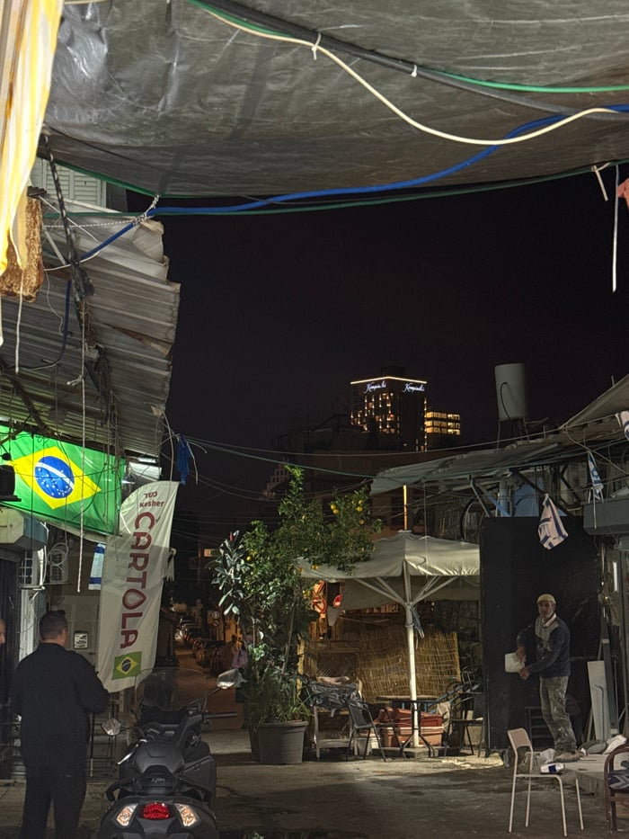 Witness documents Tel-Aviv street life across markets, alleys, districts