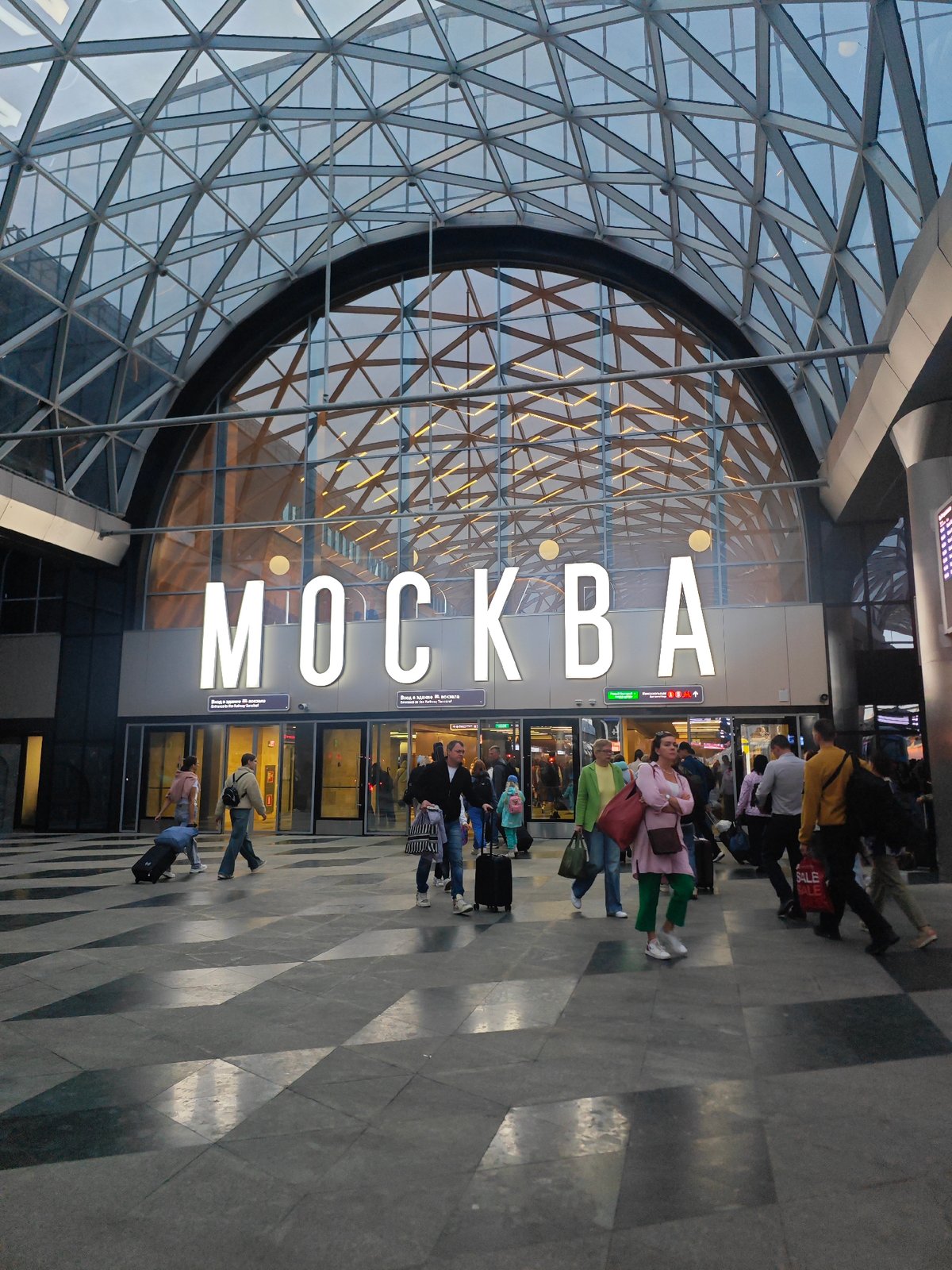 Late-night scenes from Moscow's Moskva railway station