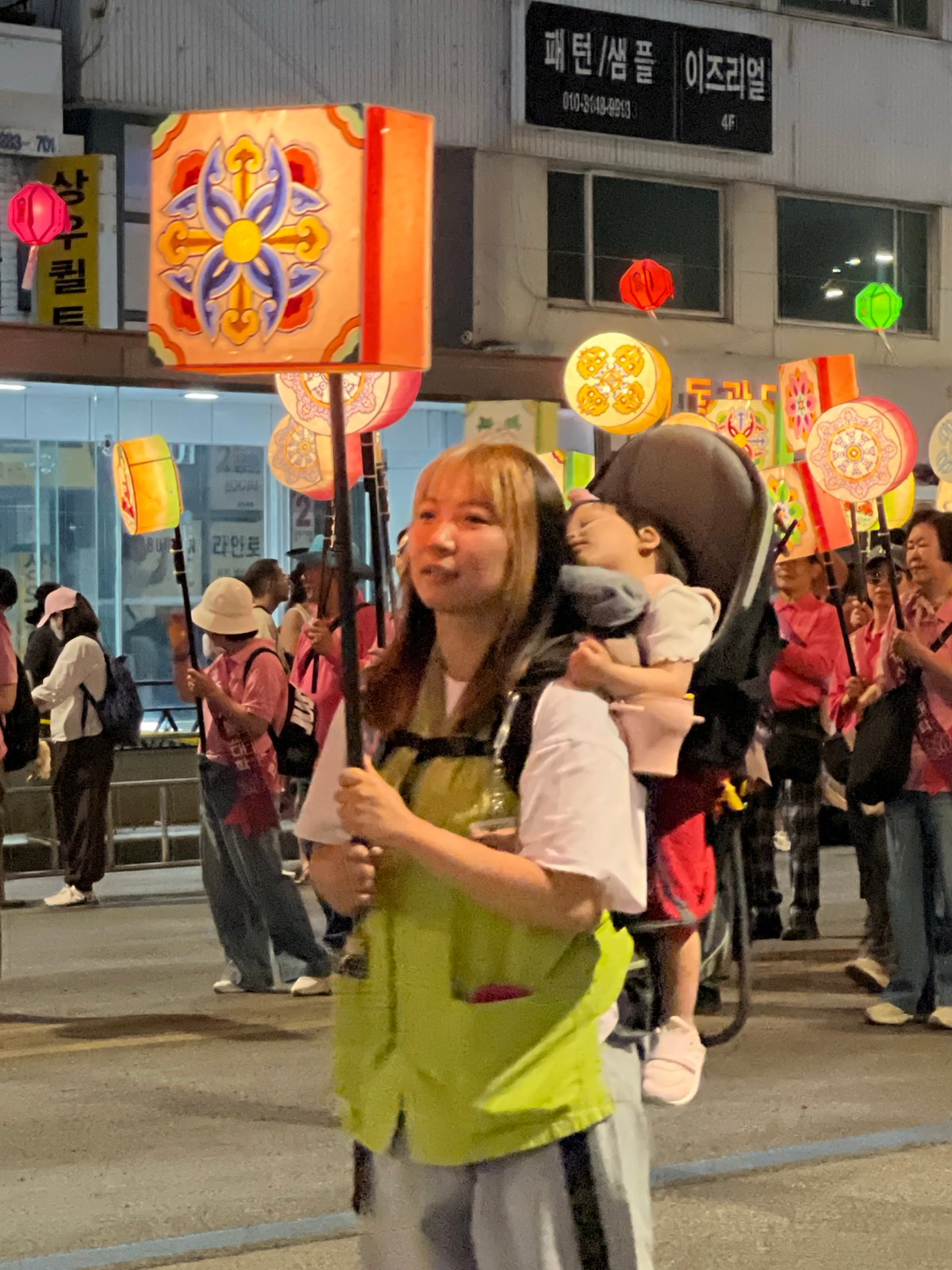 Lantern procession moves through Seoul streets with families participating