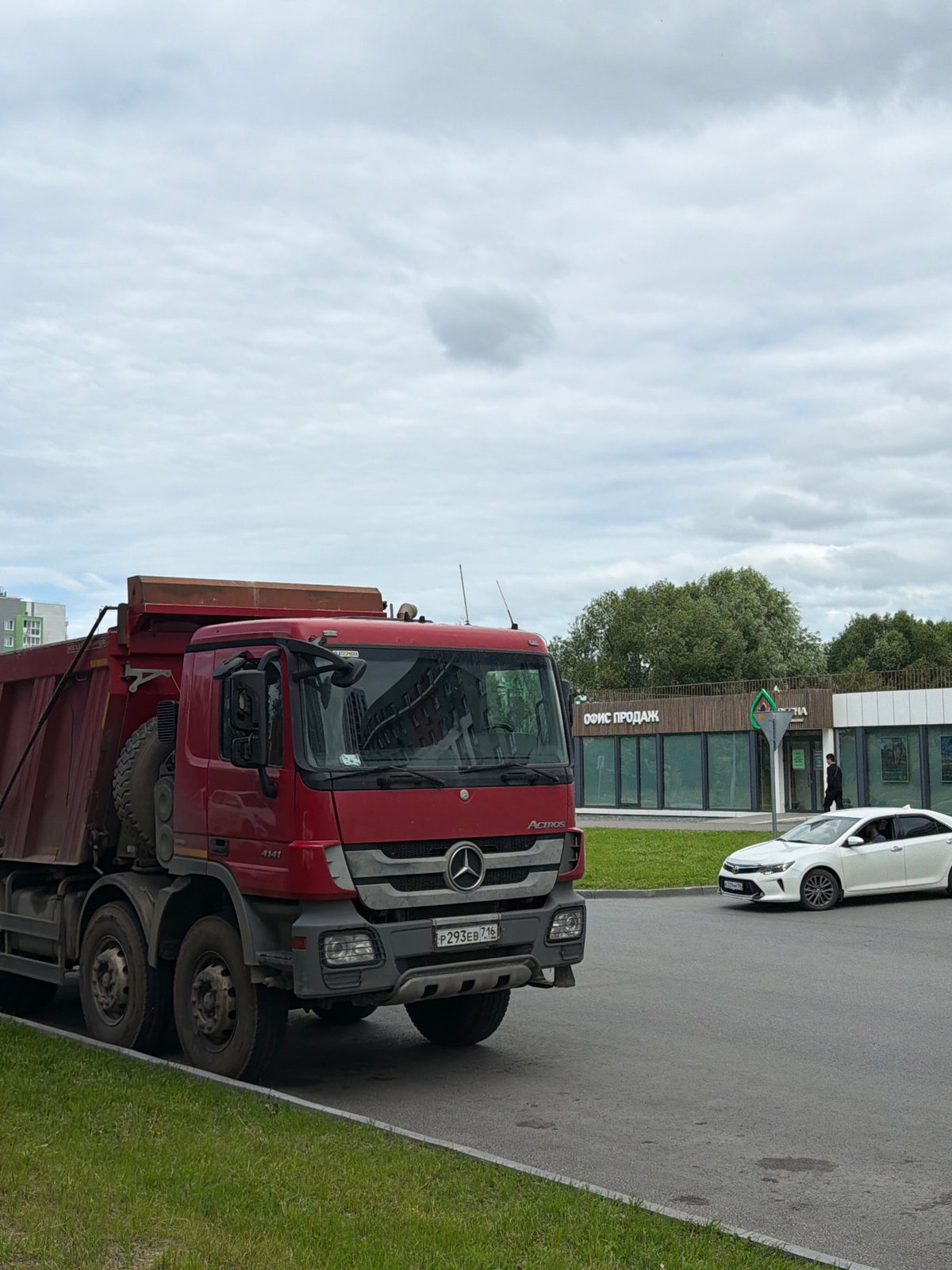 Vehicles, buildings, and street life in a Russian urban area