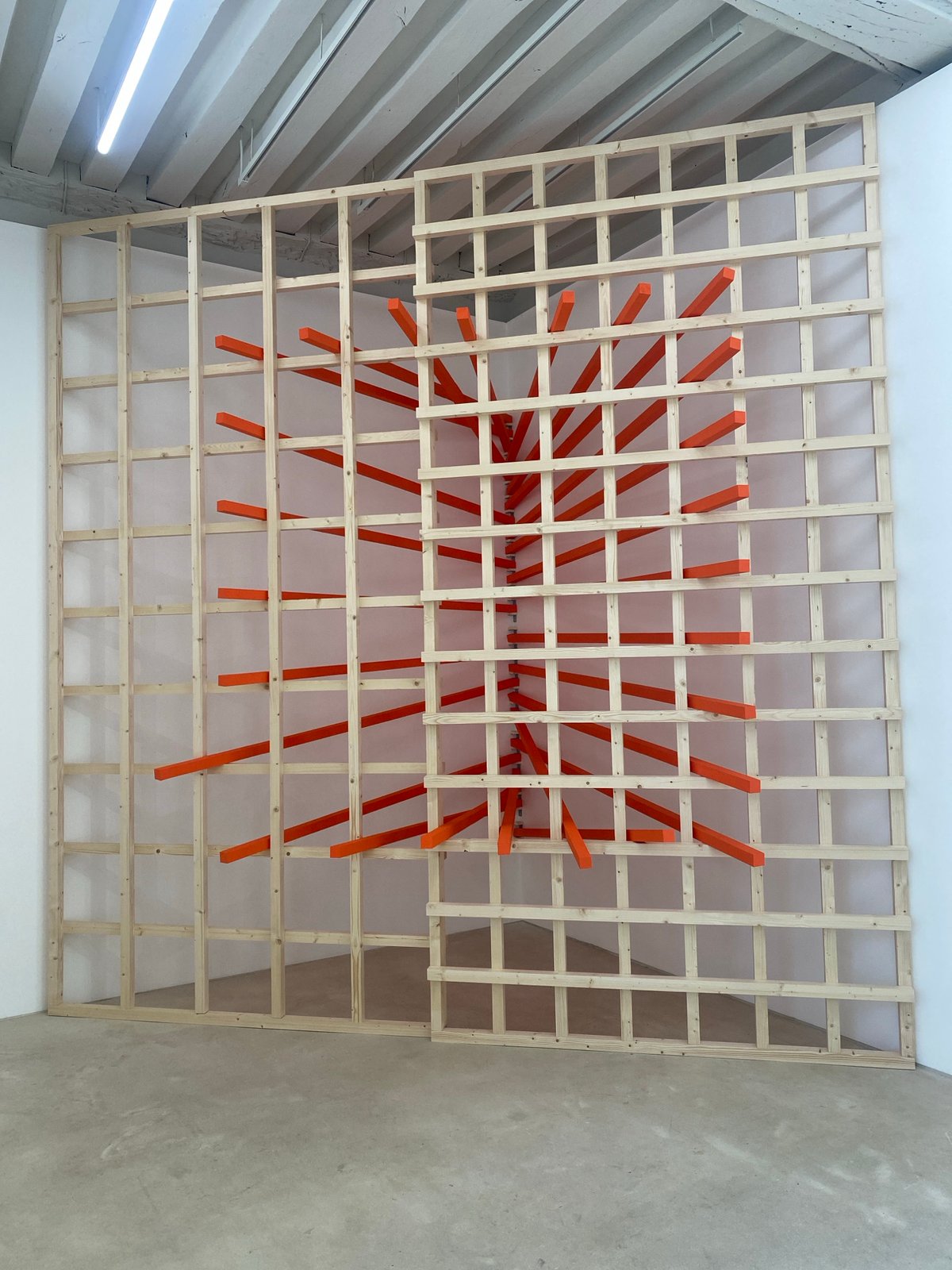 Art gallery exhibition documented in Paris over four minutes