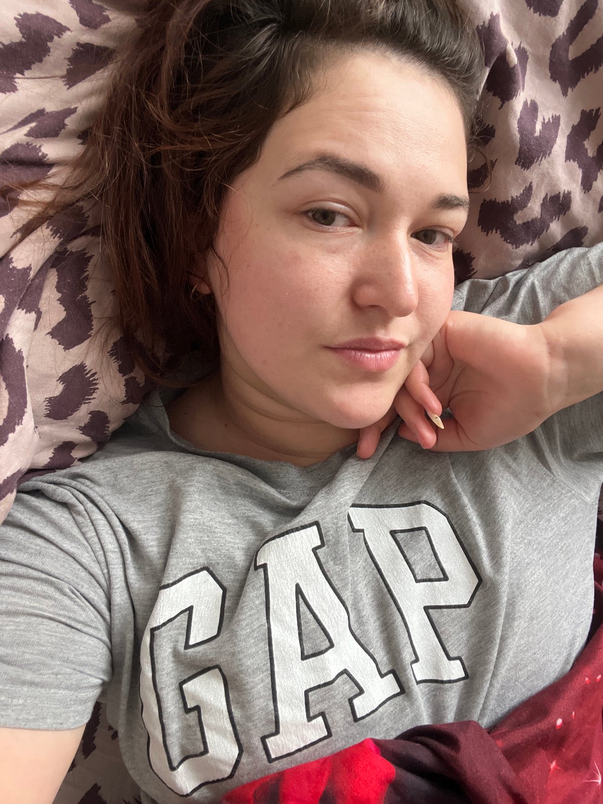 Late-night bedroom hang in Chelyabinsk, selfies and sleepy moments