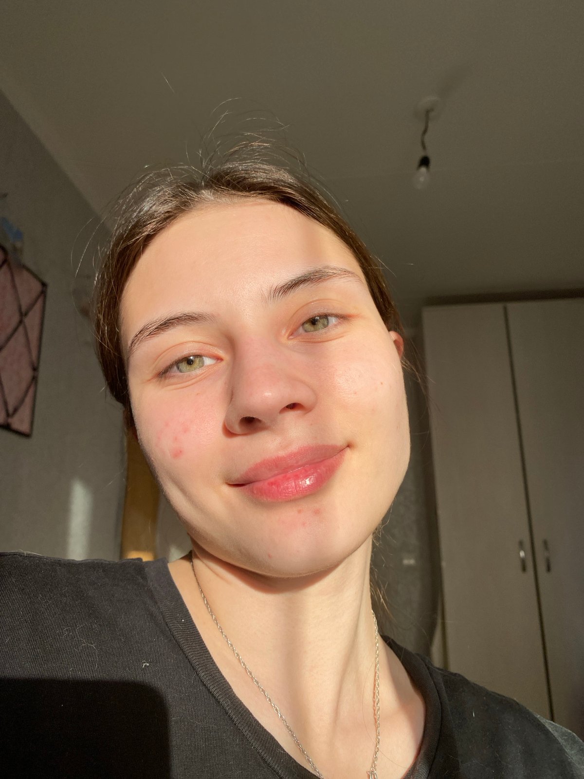 Woman documents selfies and cats during afternoon in Votkinsk