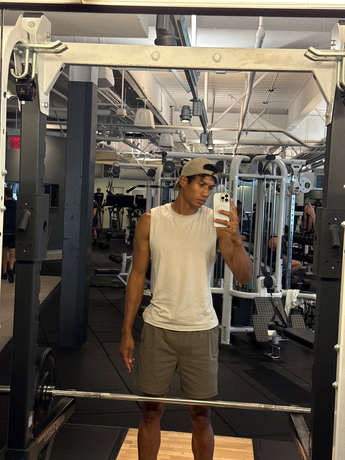 Man takes gym selfies in West Hollywood fitness facility