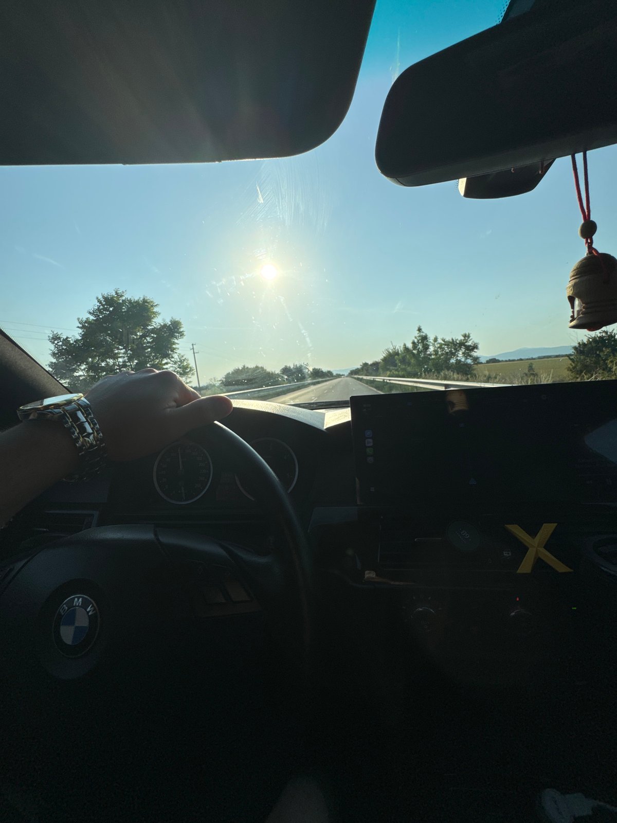 Driver captures sunny afternoon journey through Mogila, Bulgaria