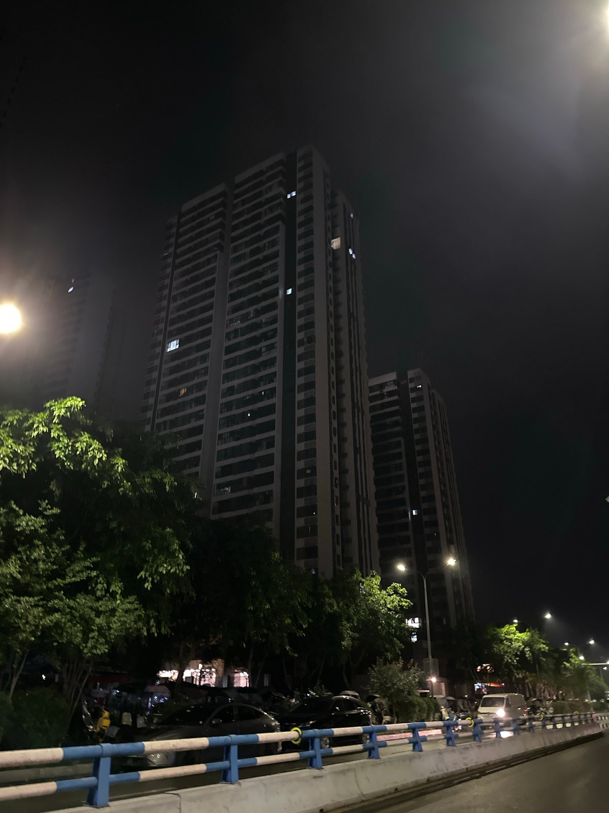 Witness documents rainy night scenes across Chongqing High-tech Zone