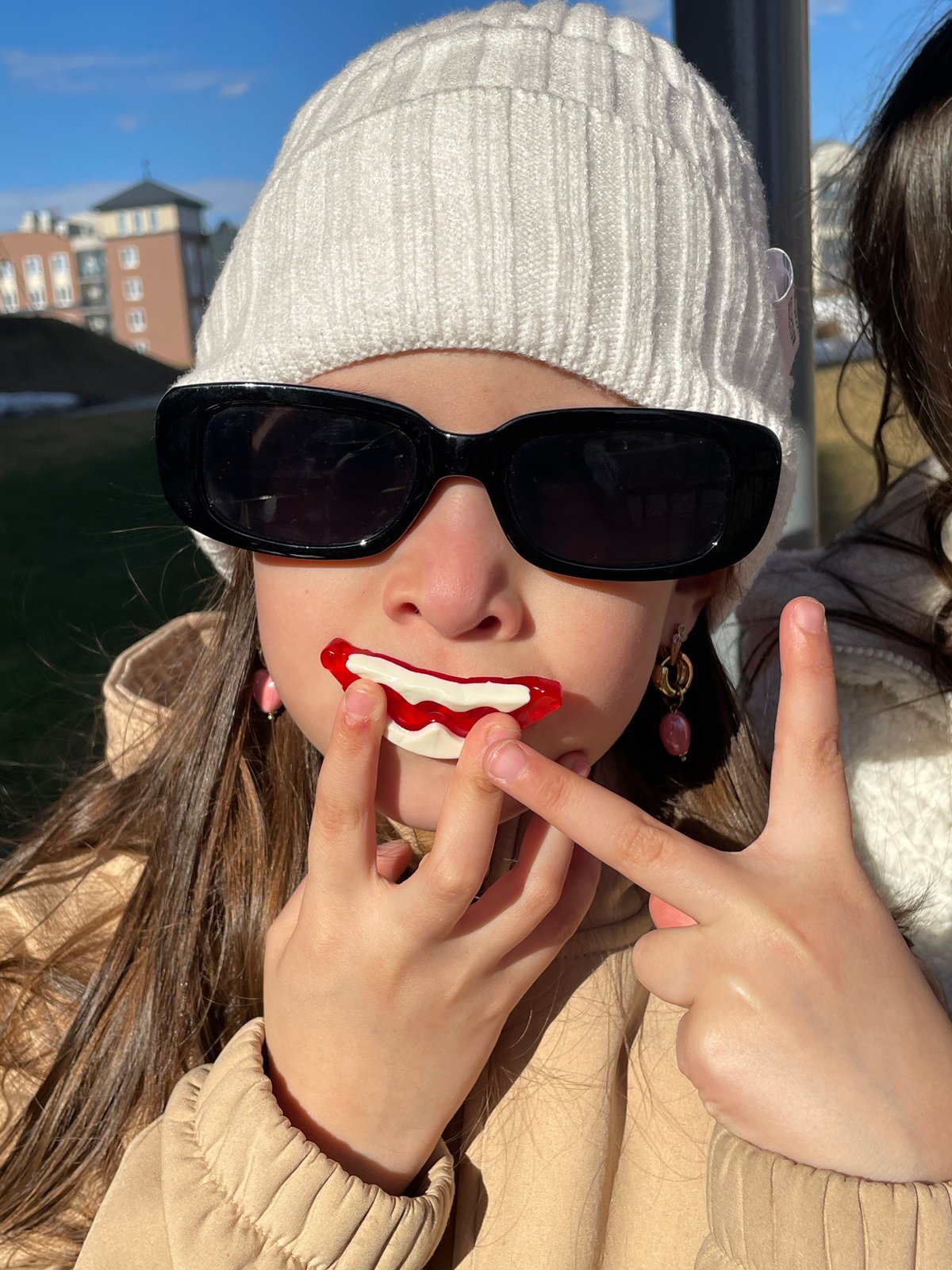 Ordinary life documented across Russian cities during spring morning