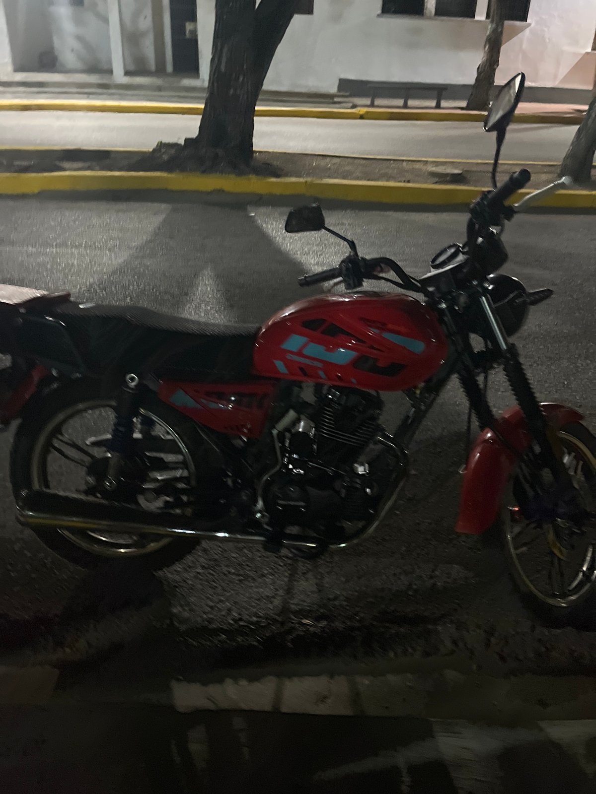 Nighttime documentation of quiet streets in Santa Ana, Venezuela